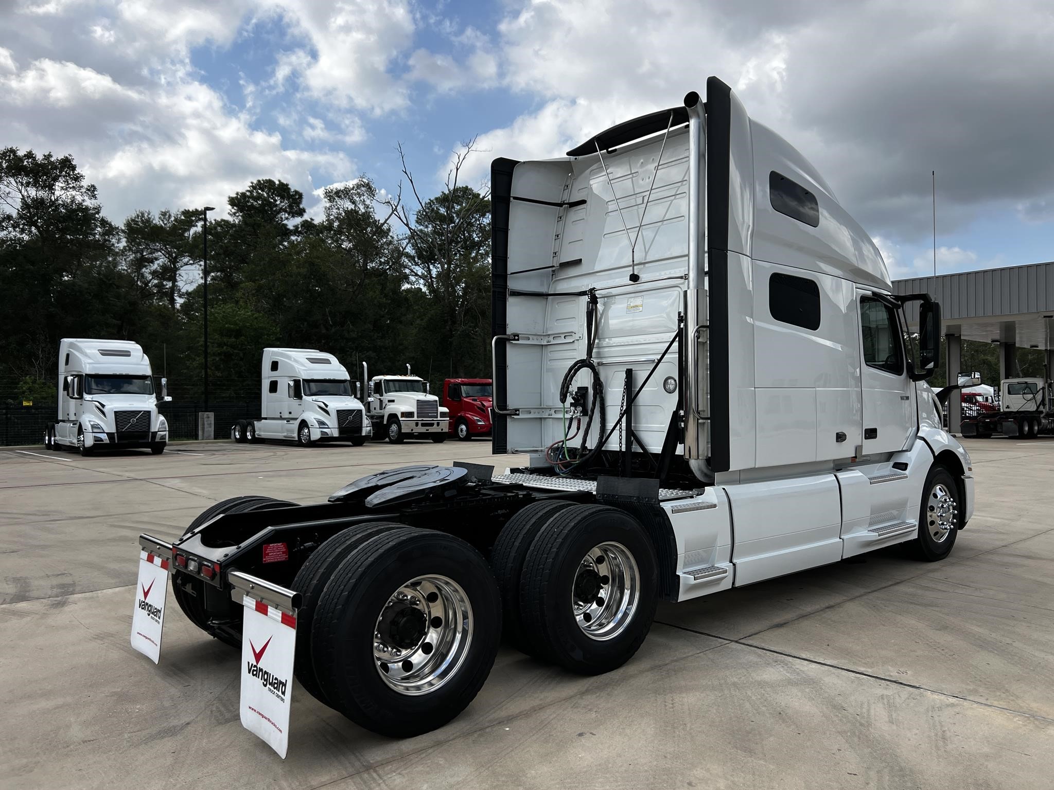 2024 VOLVO VNL64T760 - image 3 of 6