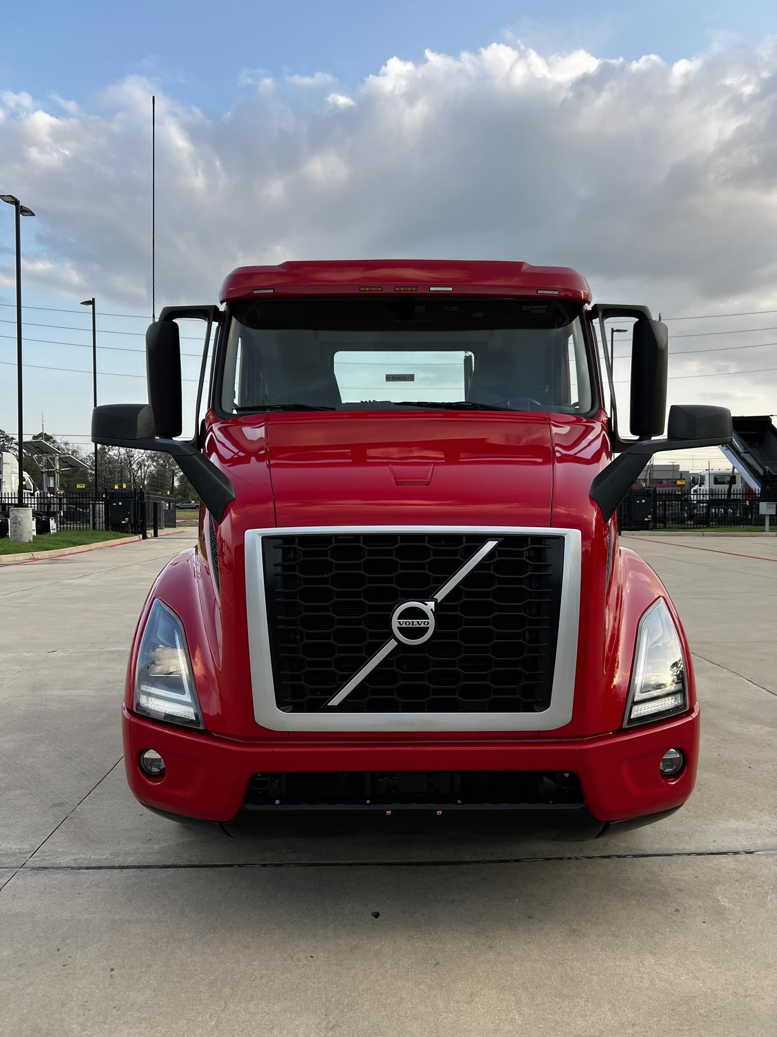 2020 VOLVO VNR64T300 - image 2 of 6