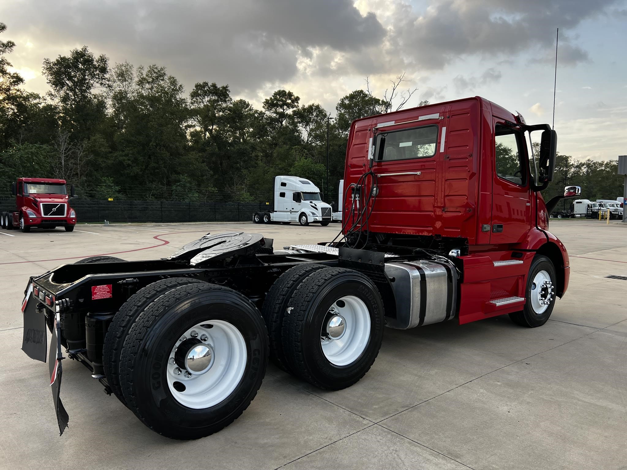 2020 VOLVO VNR64T300 - image 4 of 6