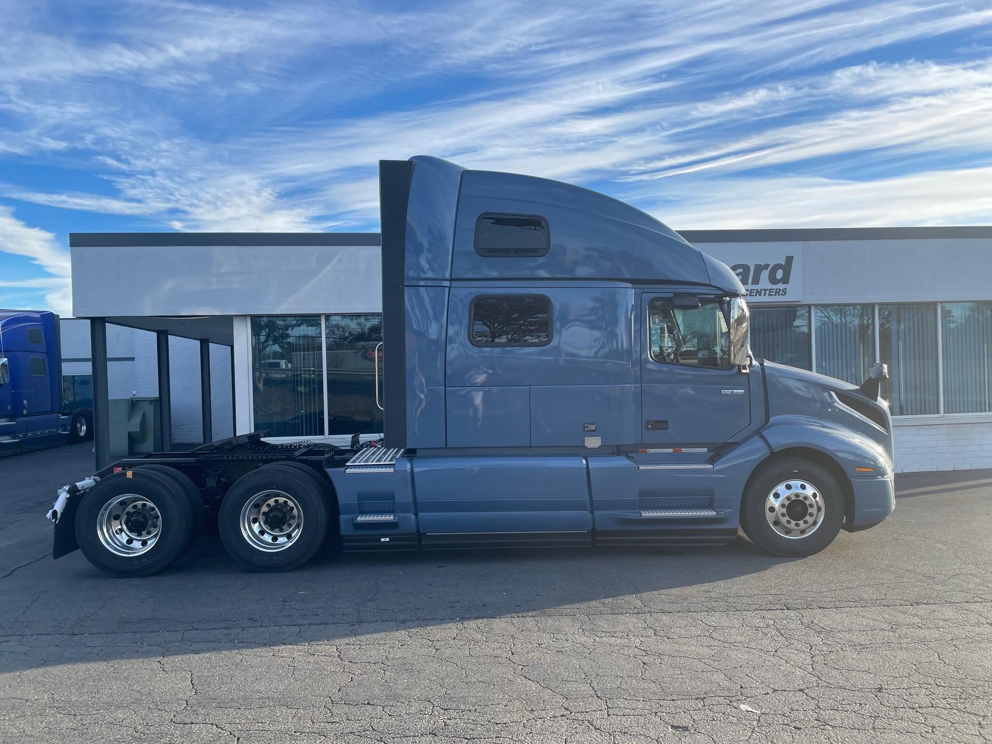 2025 VOLVO VNL64T860 - image 3 of 6