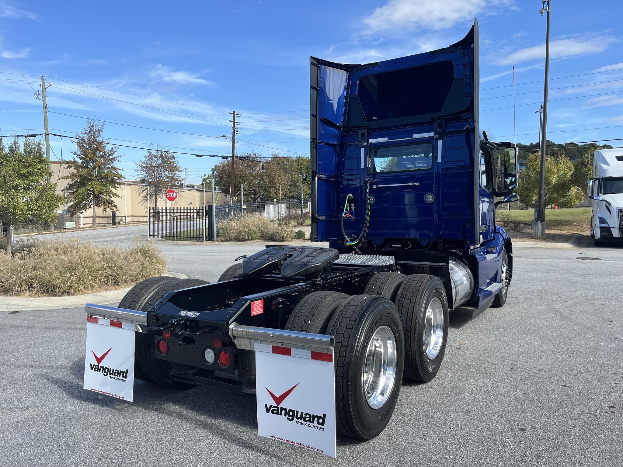 2025 VOLVO VNL64T300 - image 3 of 6