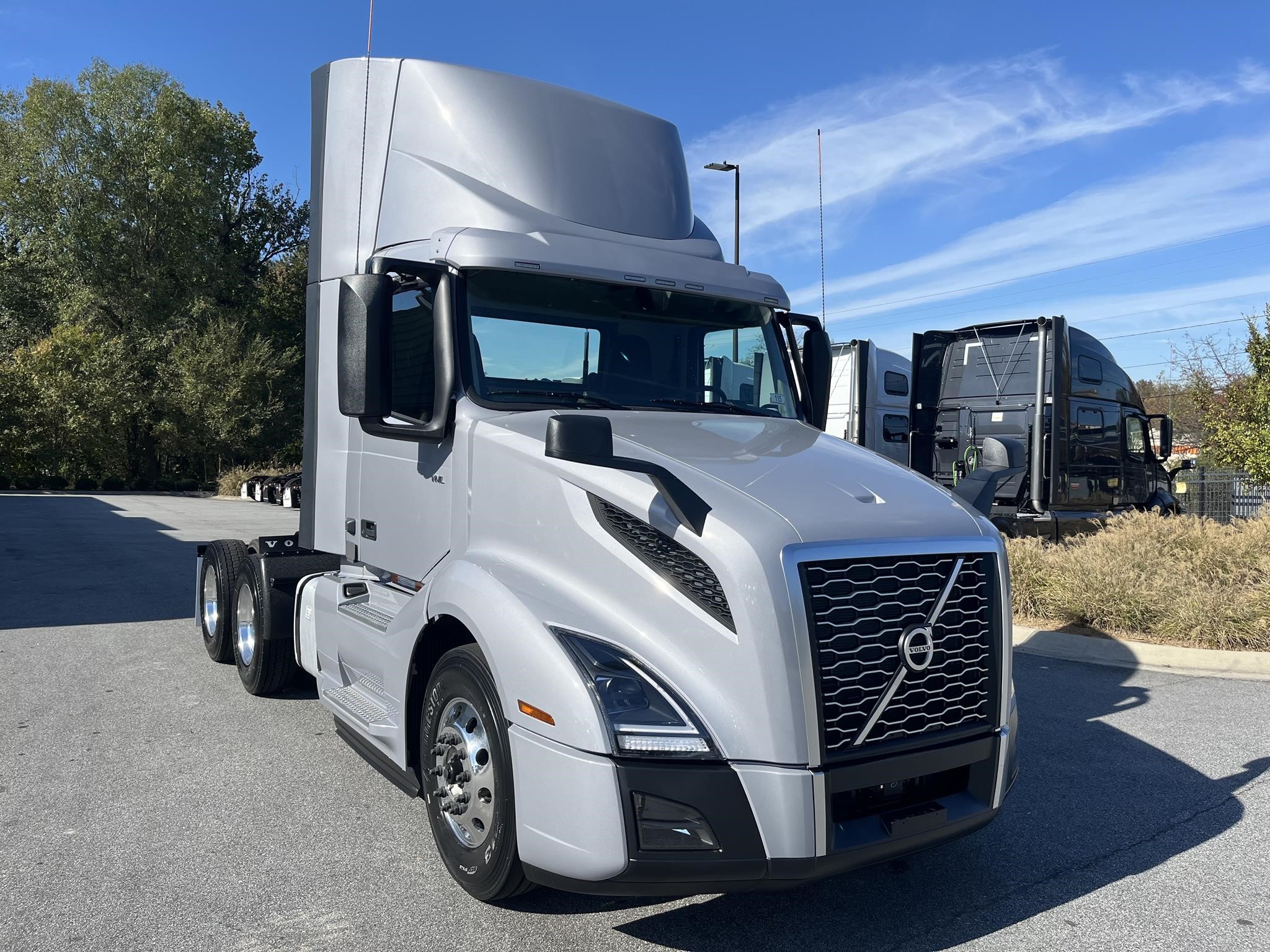 2025 VOLVO VNL64T300 - image 1 of 6