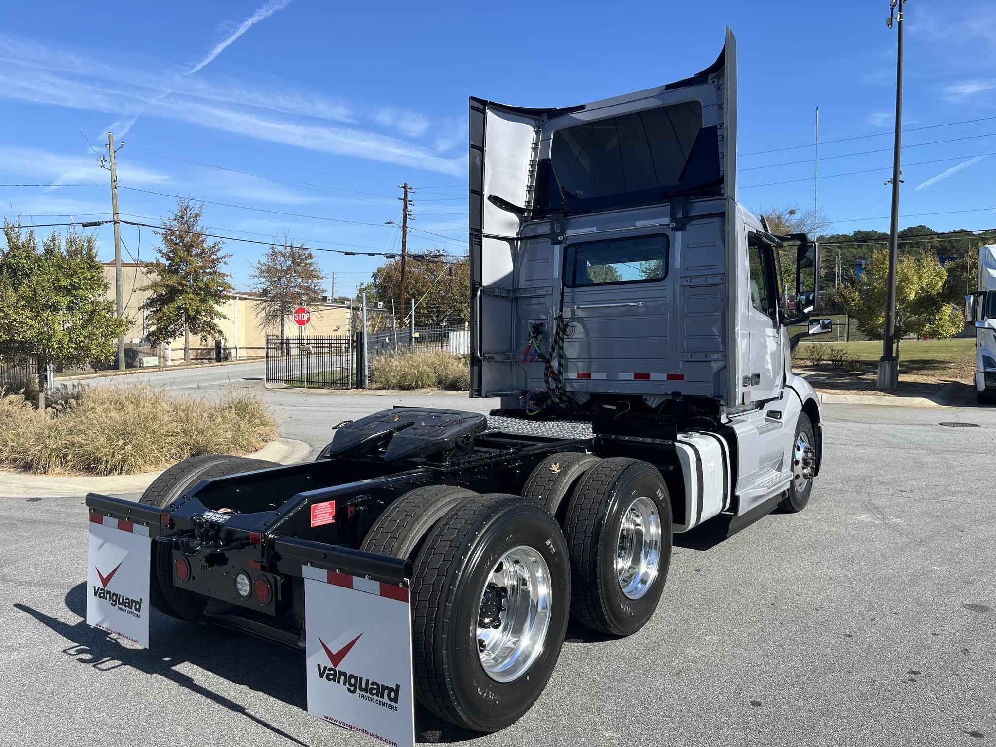 2025 VOLVO VNL64T300 - image 3 of 6