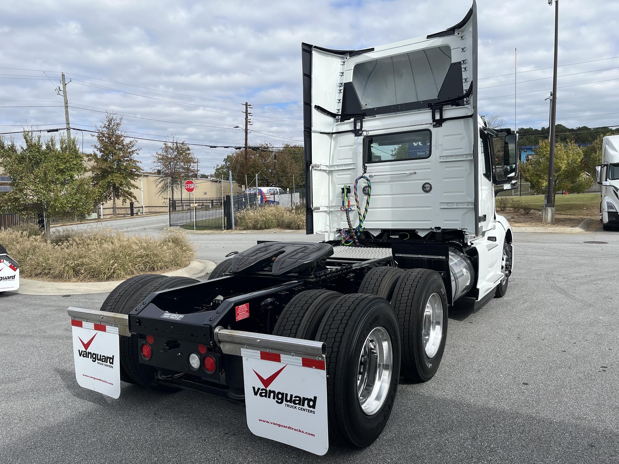 2025 VOLVO VNL64T300 - image 3 of 6