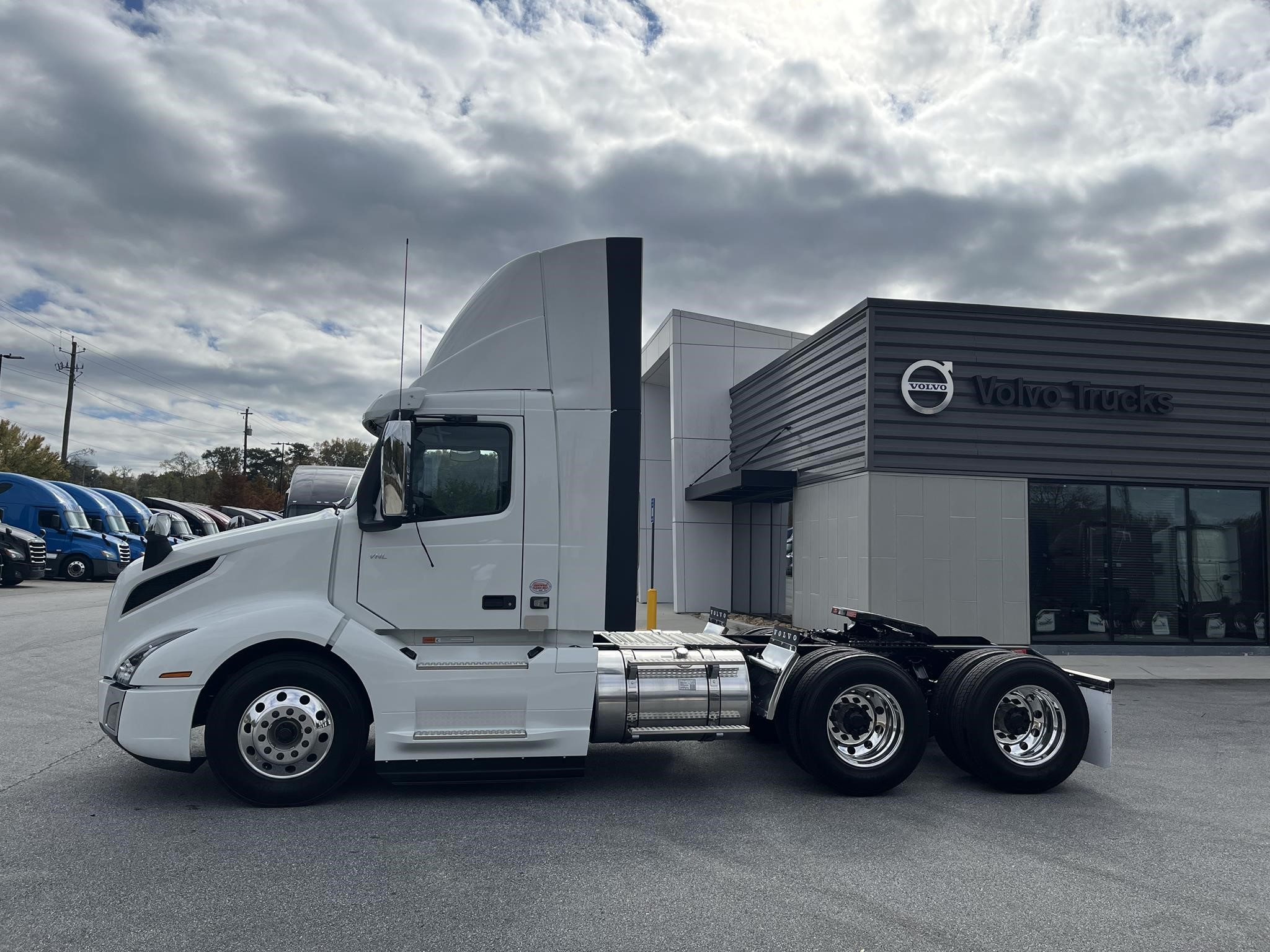 2025 VOLVO VNL64T300 - image 6 of 6