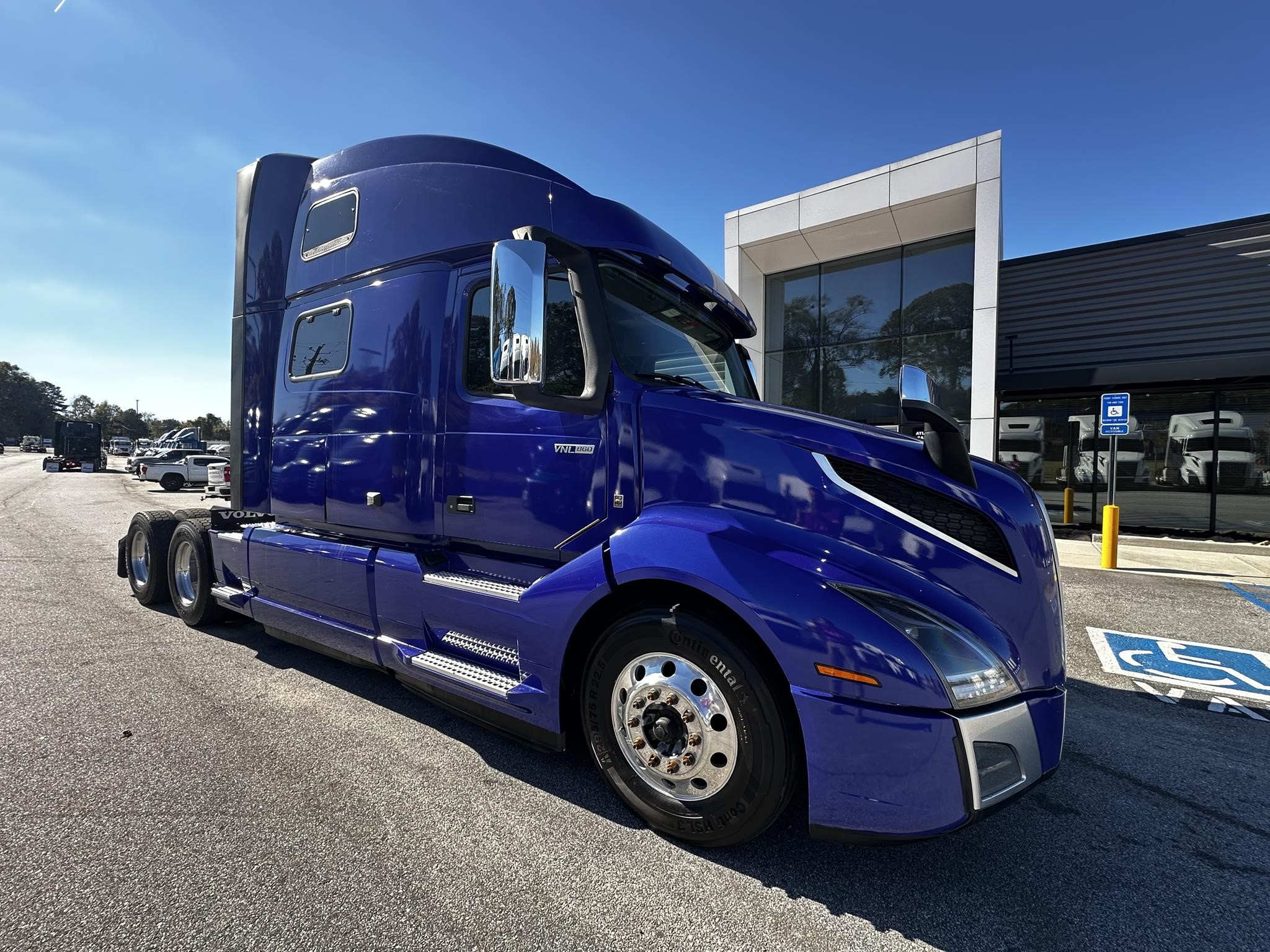 2022 VOLVO VNL64T860 - image 1 of 6