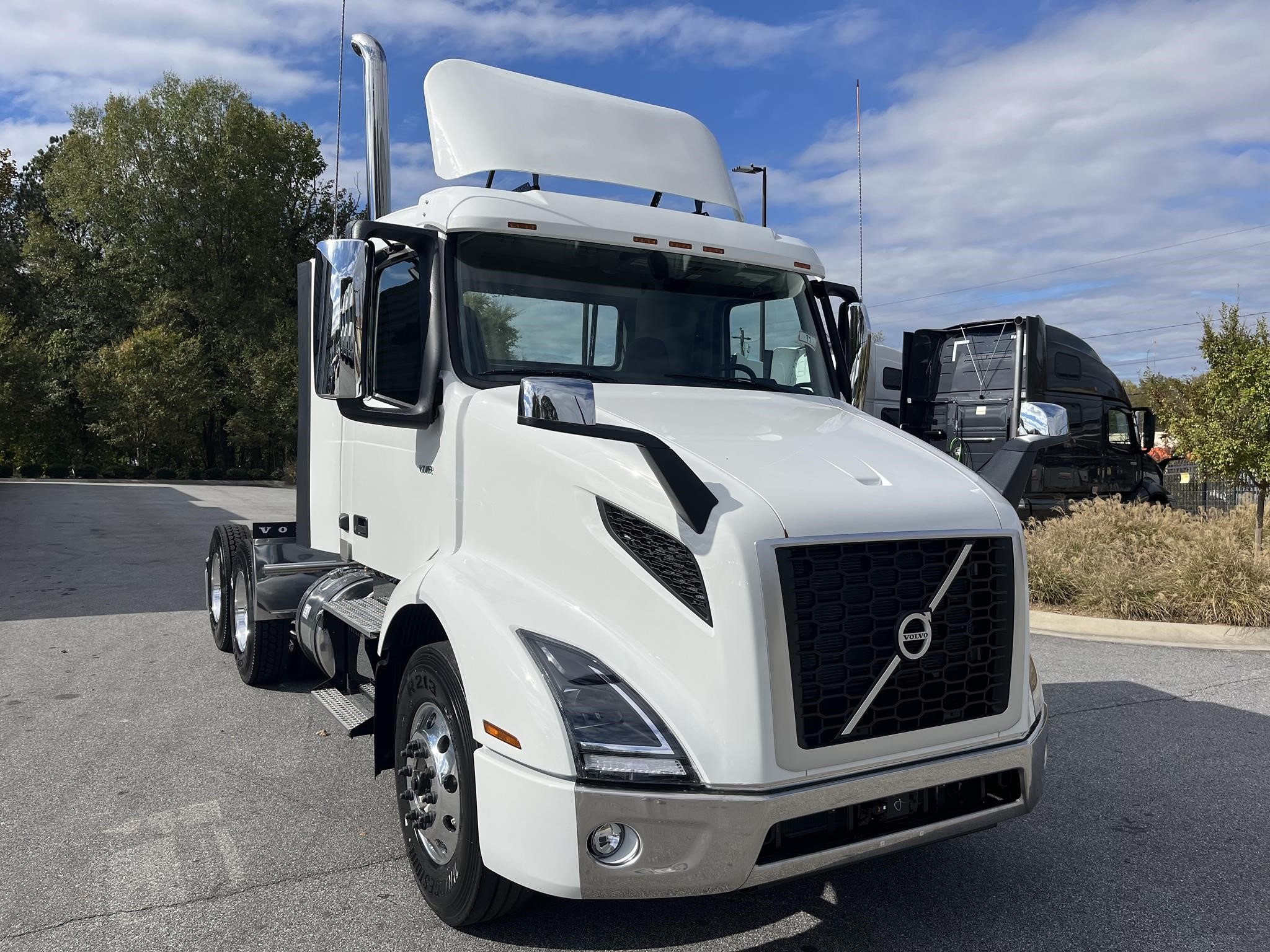 2025 VOLVO VNR64T300 - image 1 of 6