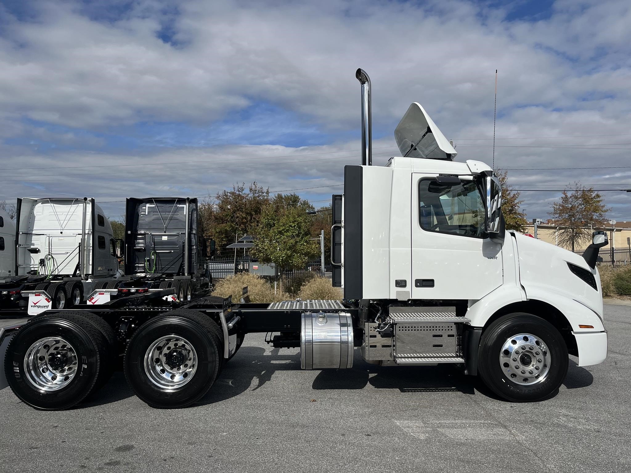 2025 VOLVO VNR64T300 - image 2 of 6