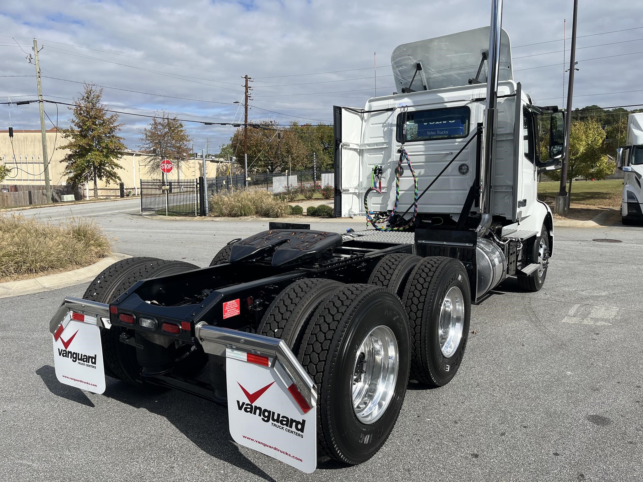 2025 VOLVO VNR64T300 - image 3 of 6