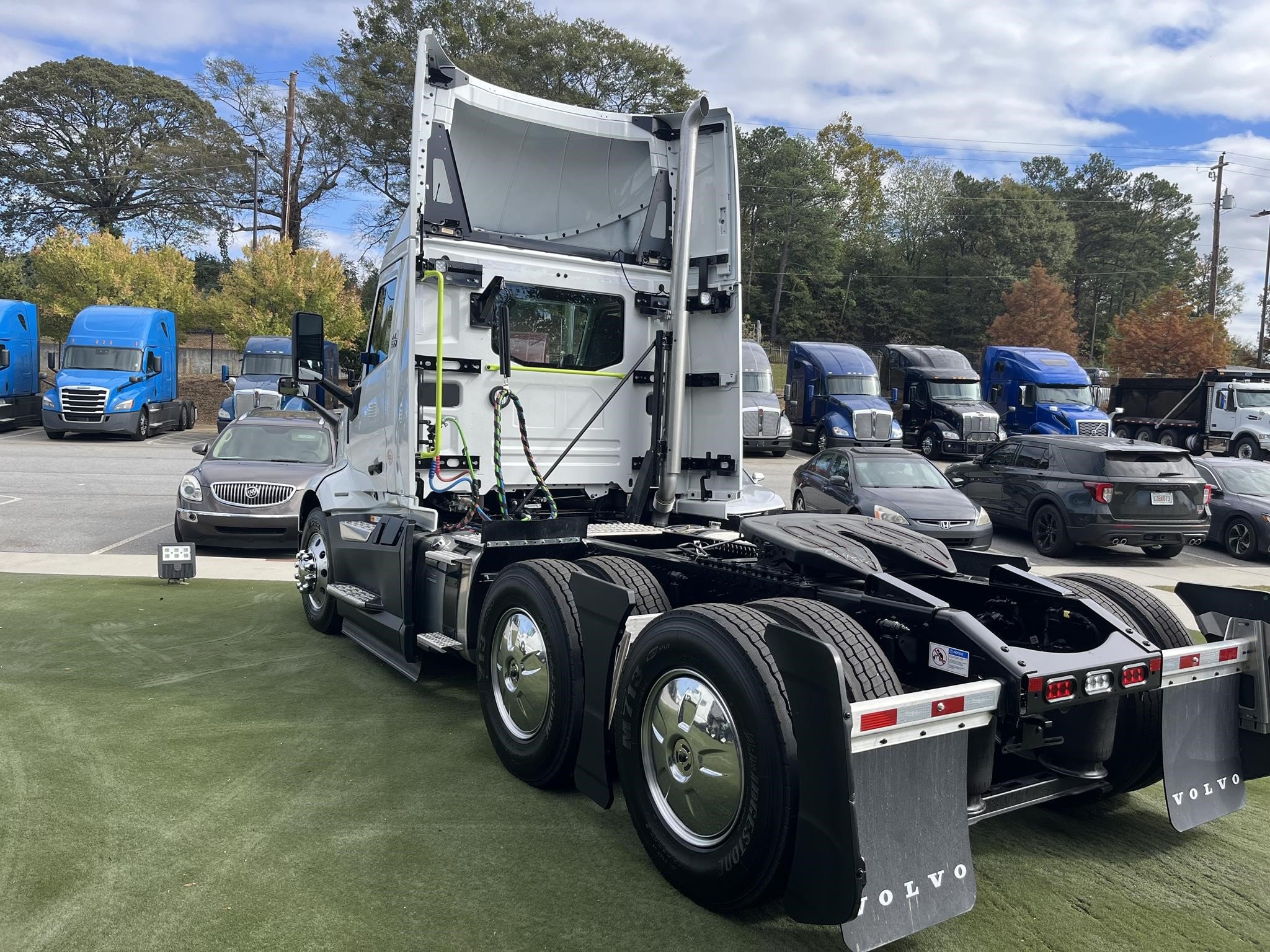 2025 VOLVO VNL64T300 - image 3 of 6