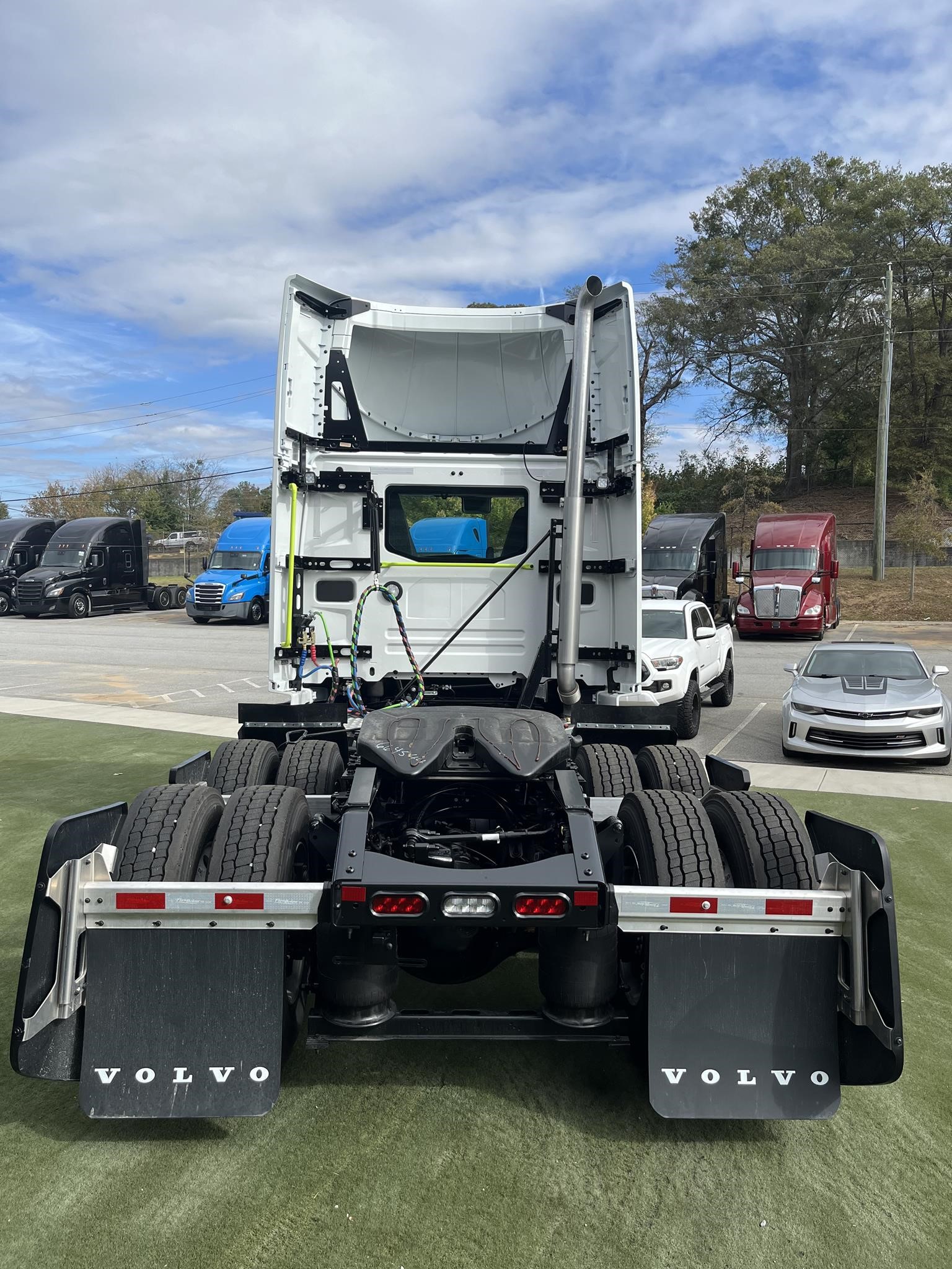 2025 VOLVO VNL64T300 - image 4 of 6