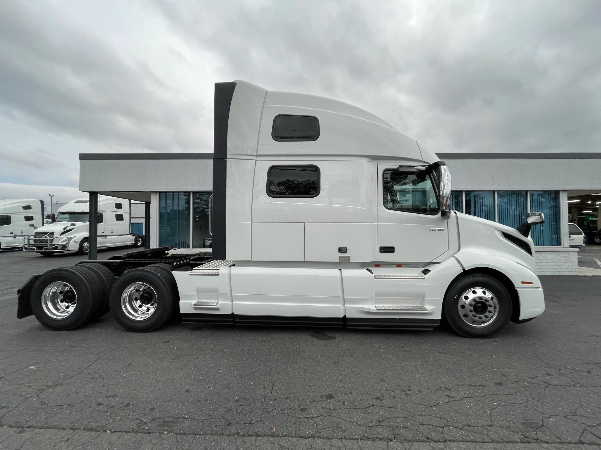 2025 VOLVO VNL64T860 - image 2 of 6