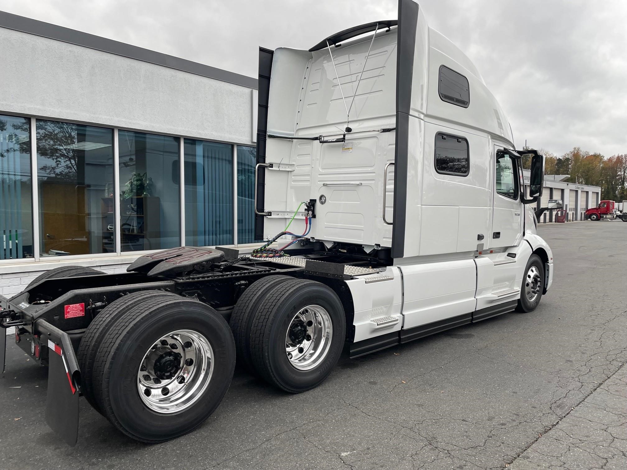 2025 VOLVO VNL64T860 - image 4 of 6