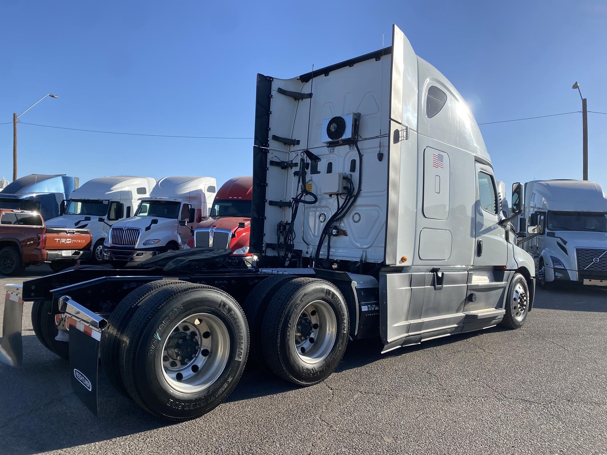 2020 FREIGHTLINER CASCADIA 126 - image 2 of 2