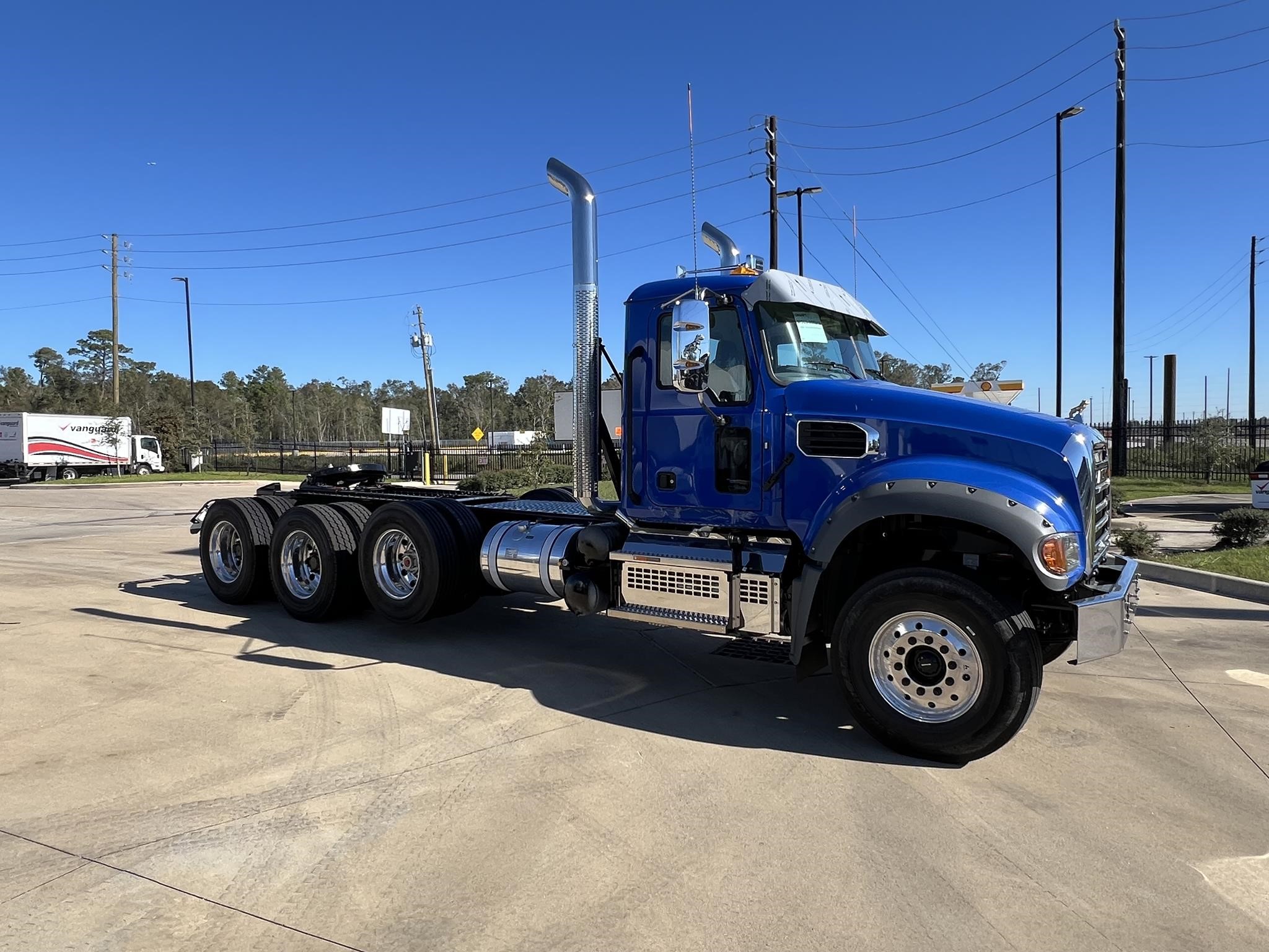 2025 MACK GRANITE 84FT - image 2 of 6