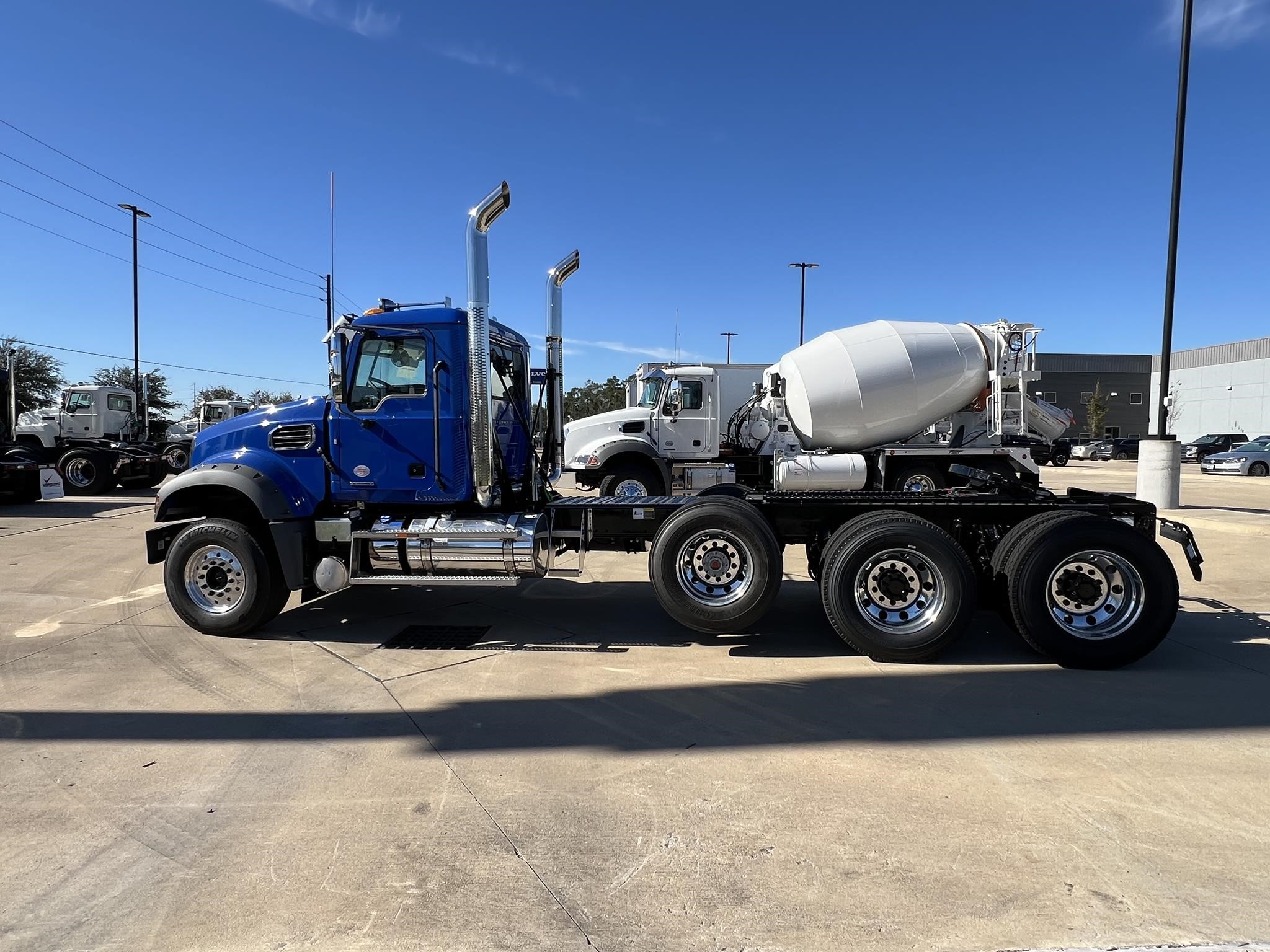 2025 MACK GRANITE 84FT - image 5 of 6