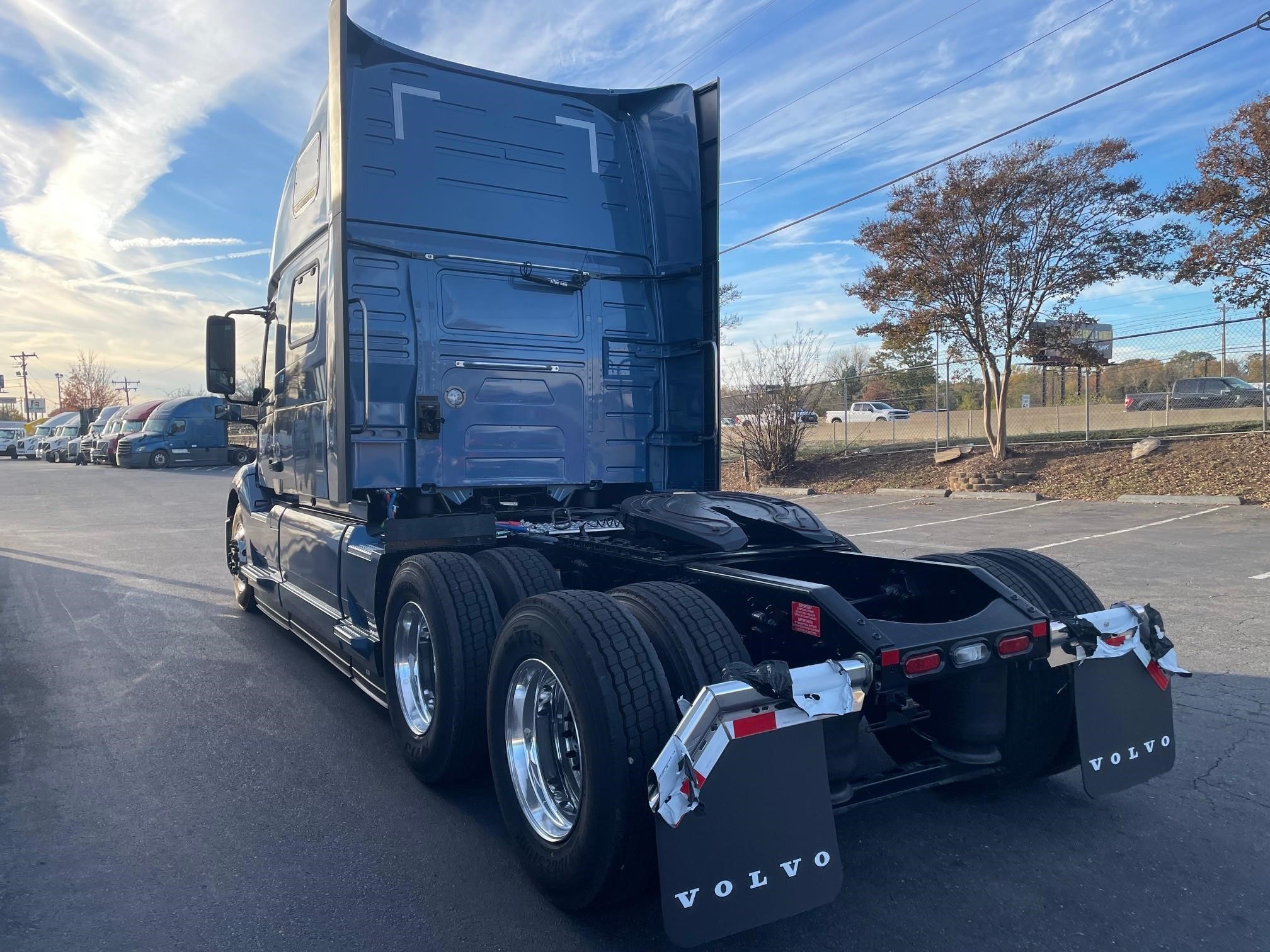 2025 VOLVO VNL64T860 - image 3 of 6