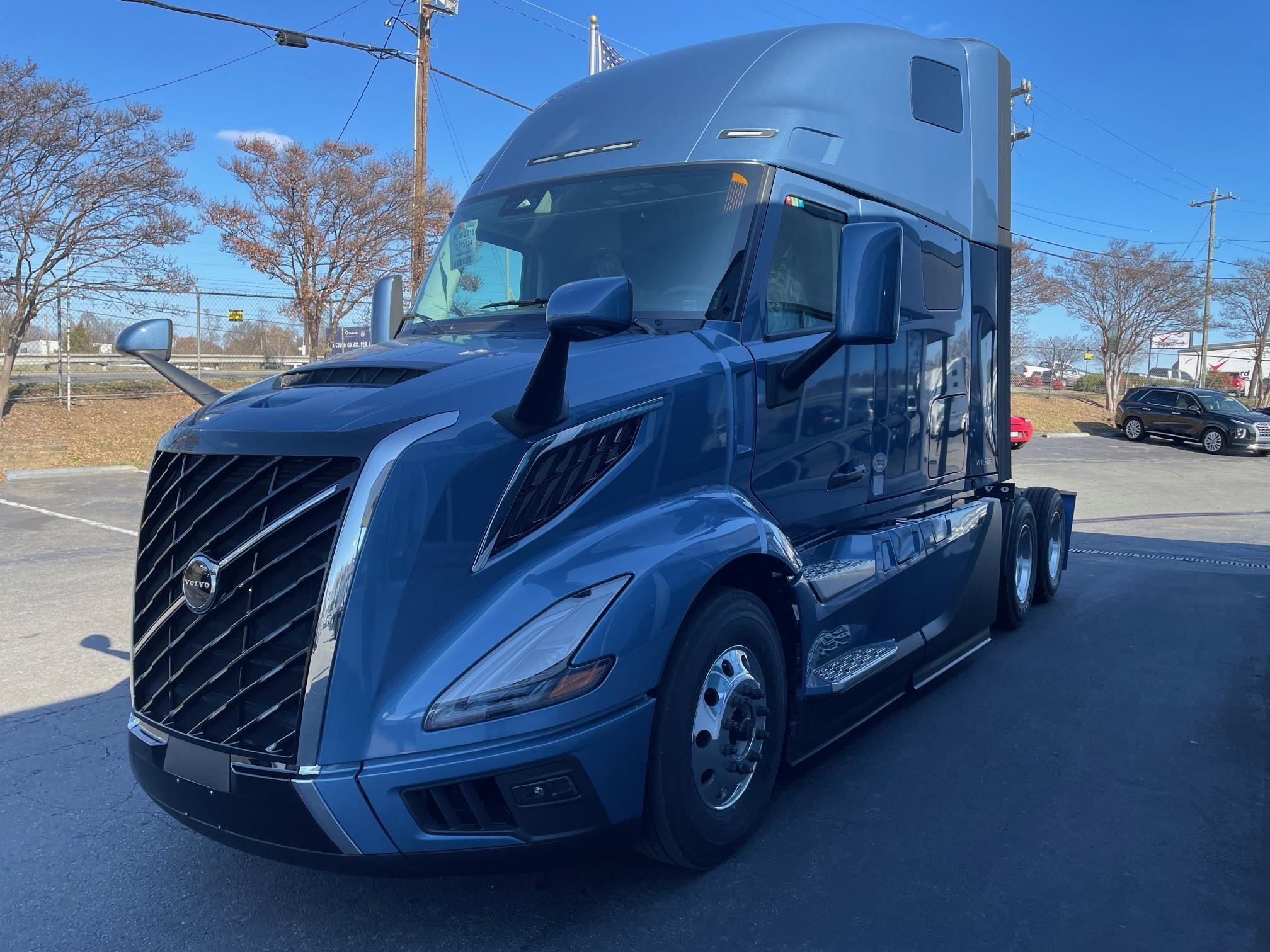 2025 VOLVO VNL64T660 - image 2 of 6