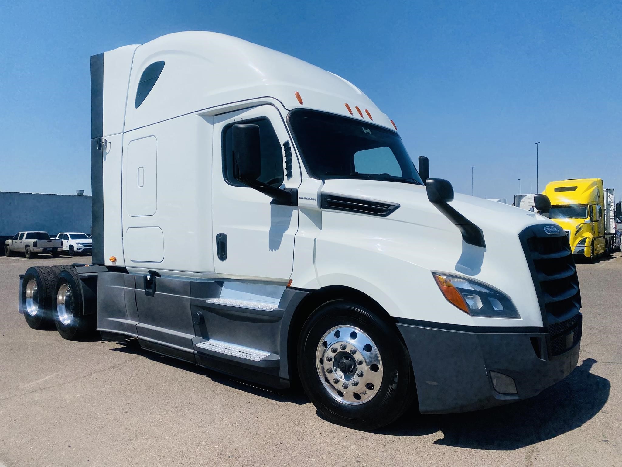 2020 FREIGHTLINER CASCADIA 126 - image 1 of 1