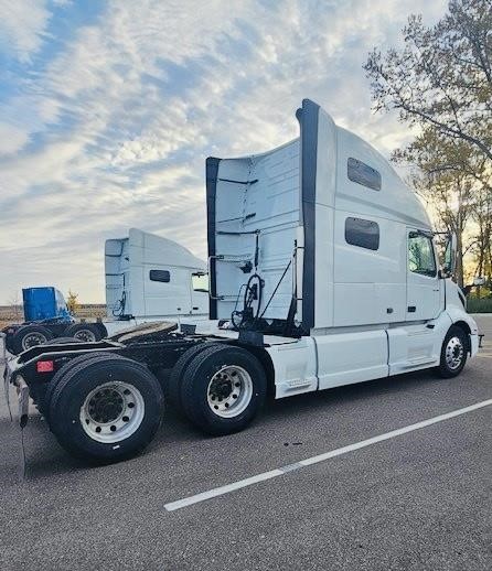 2020 VOLVO VNL64T760 - image 3 of 6