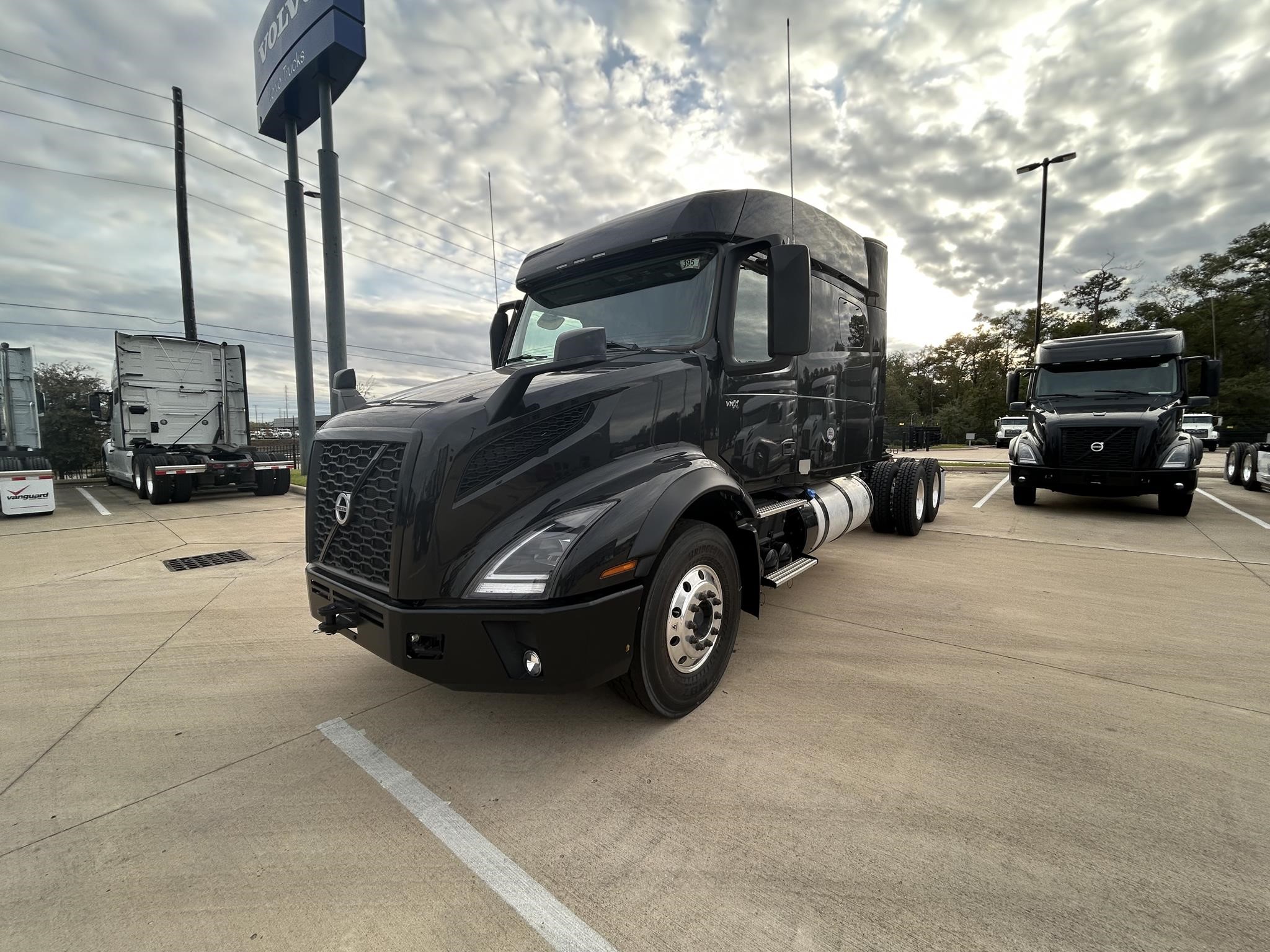 2024 VOLVO VNL64T740 - image 1 of 6