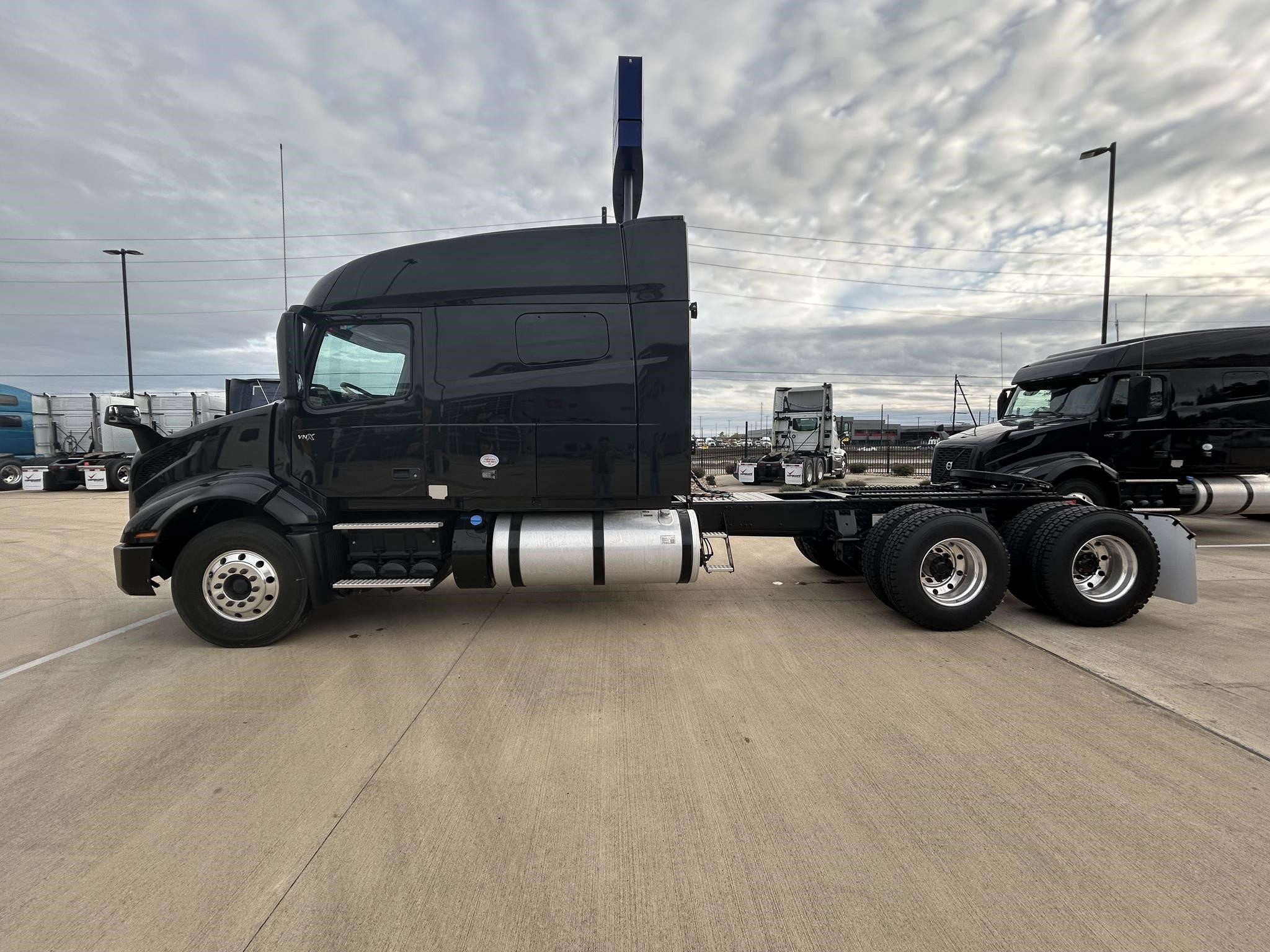 2024 VOLVO VNL64T740 - image 2 of 6