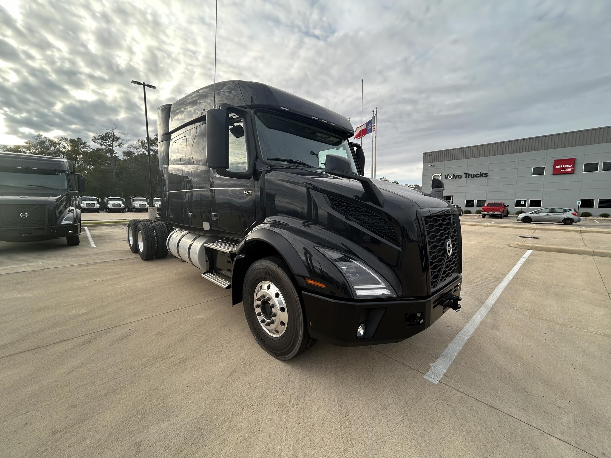 2024 VOLVO VNL64T740 - image 3 of 6