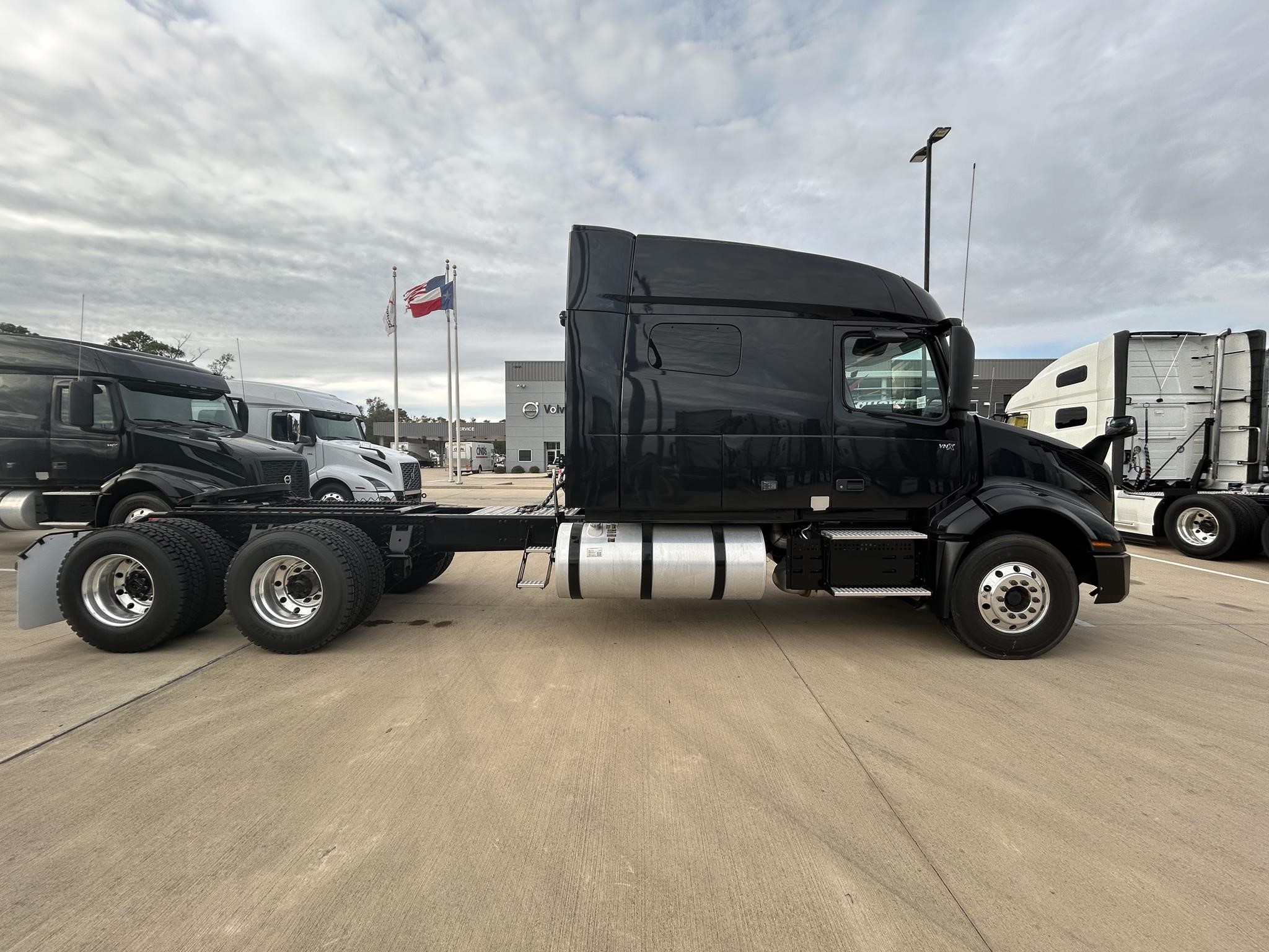 2024 VOLVO VNL64T740 - image 5 of 6