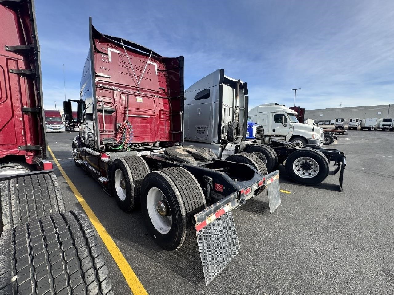 2021 VOLVO VNL64T760 - image 3 of 6