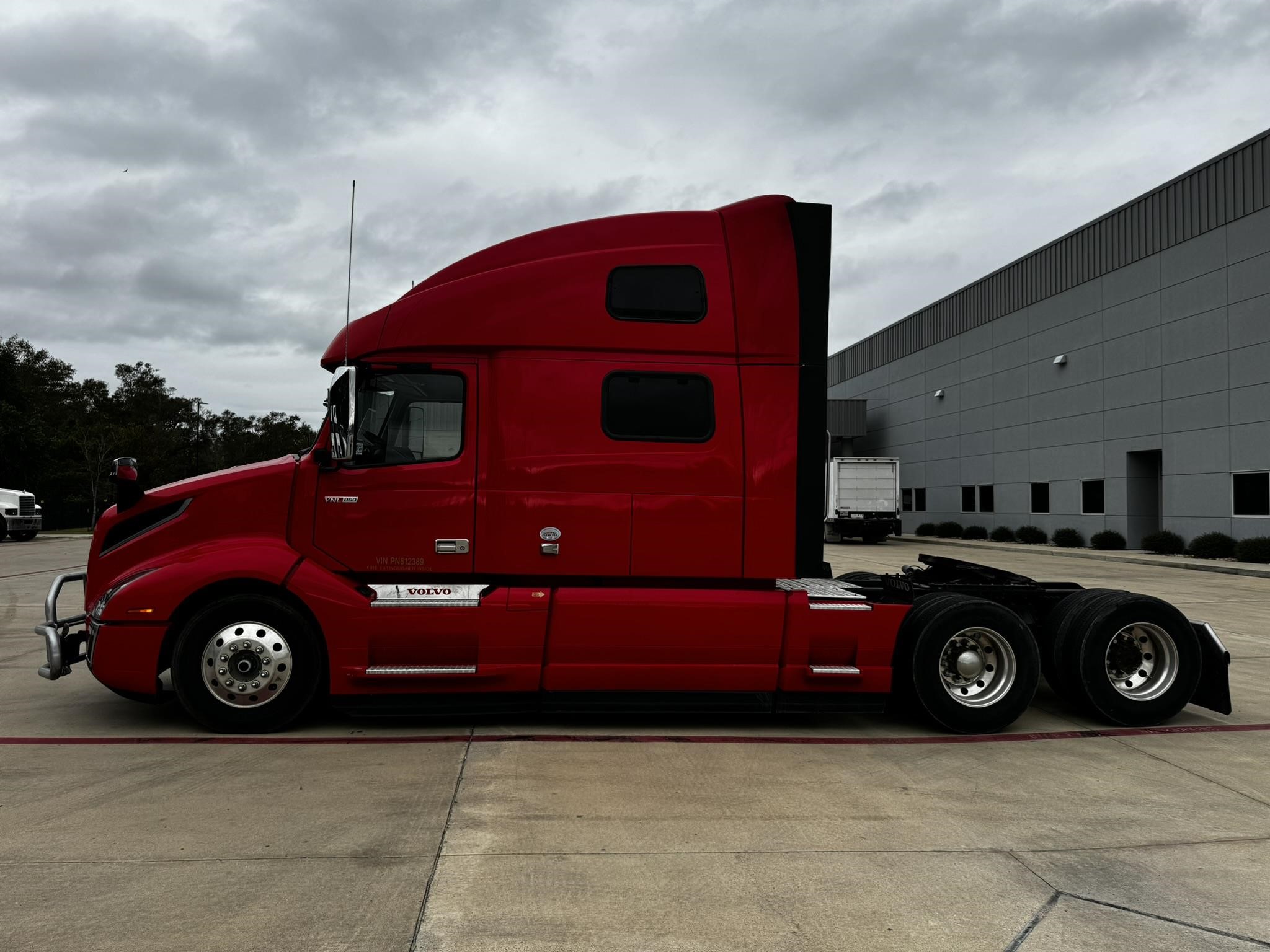 2023 VOLVO VNL64T860 - image 2 of 6