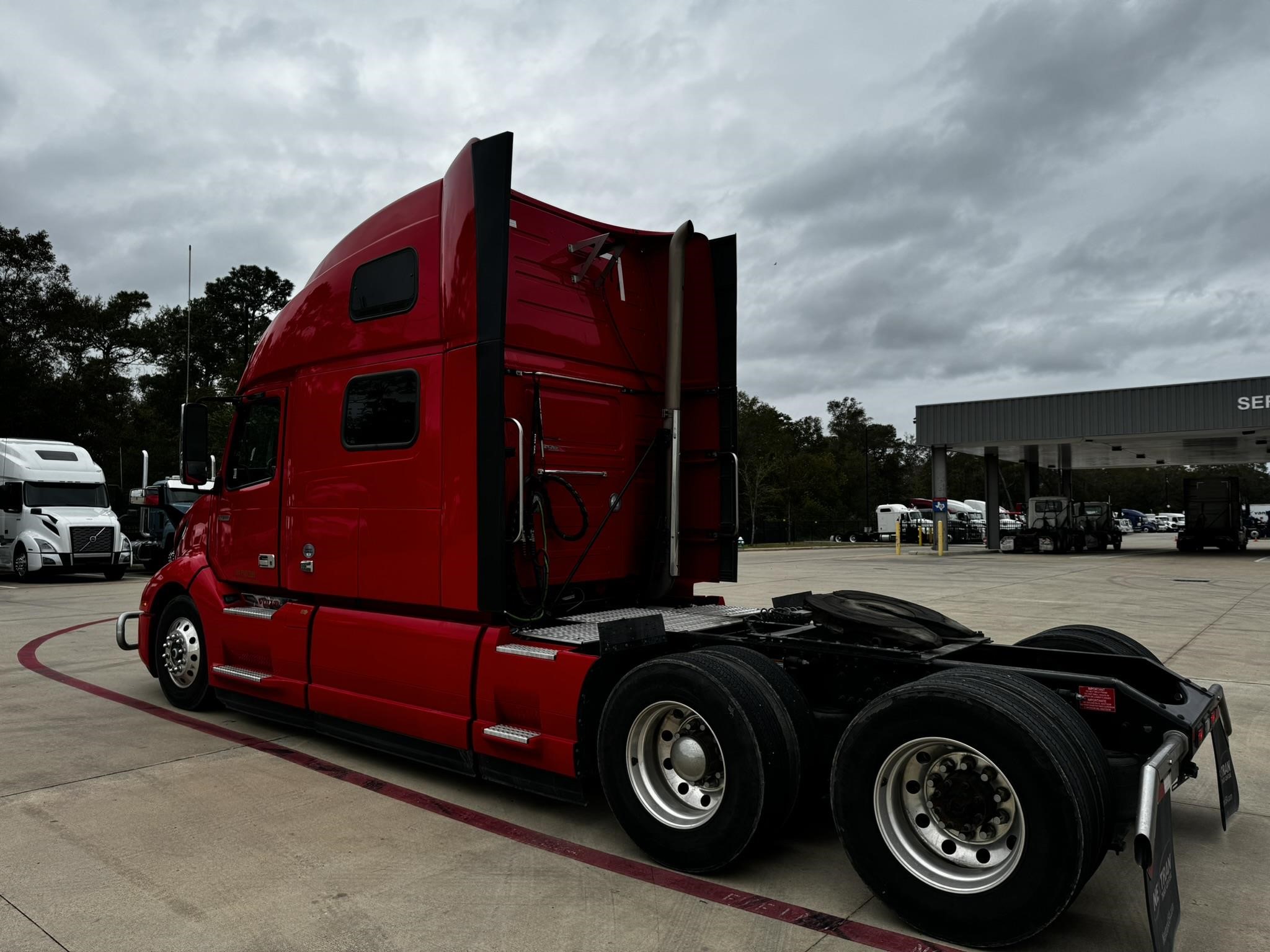 2023 VOLVO VNL64T860 - image 3 of 6