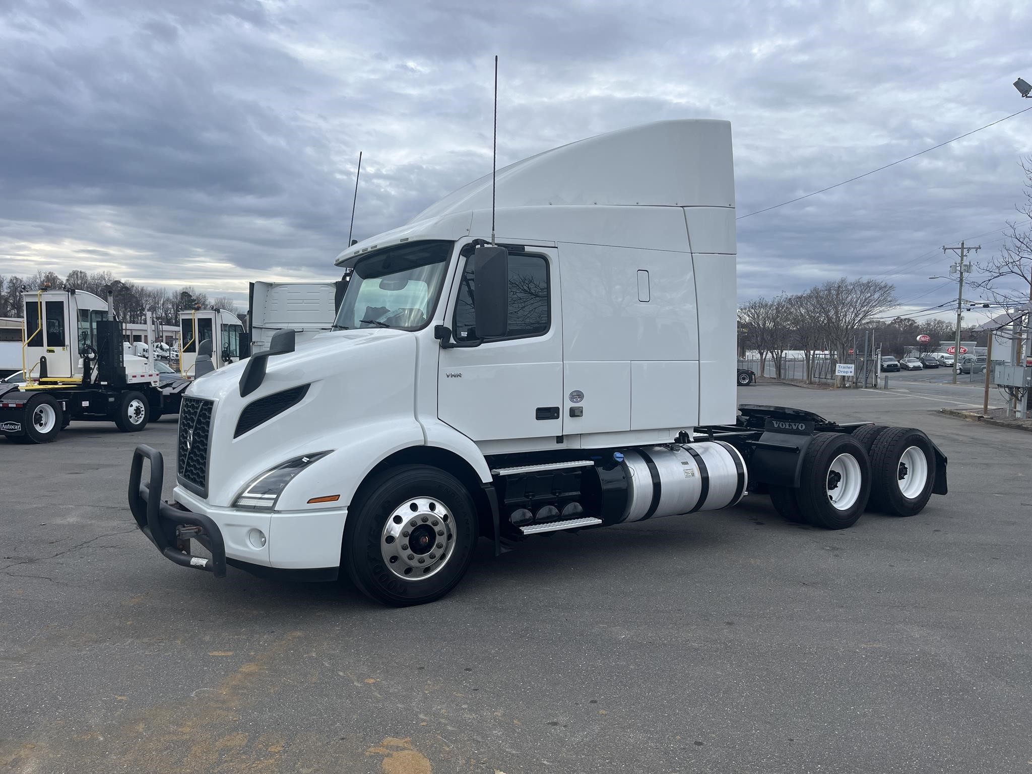 2020 VOLVO VNR64T640 - image 1 of 4