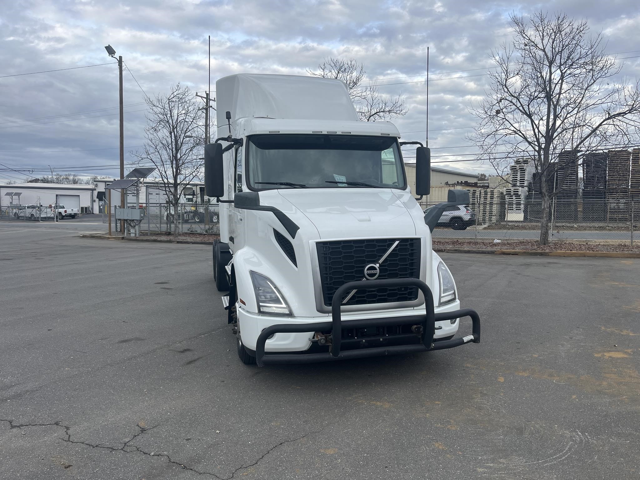 2020 VOLVO VNR64T640 - image 4 of 4