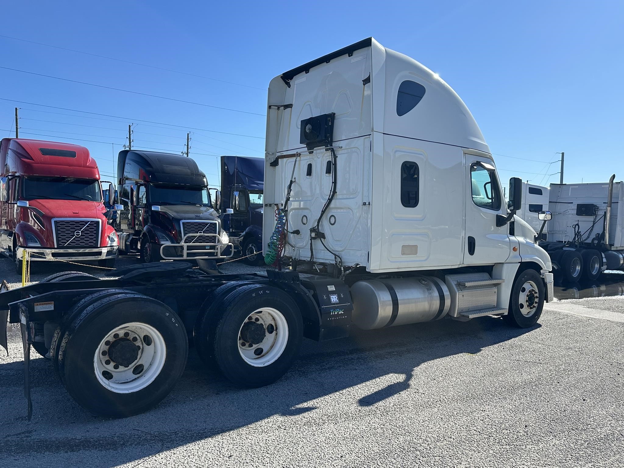 2020 FREIGHTLINER CASCADIA 126 - image 4 of 6