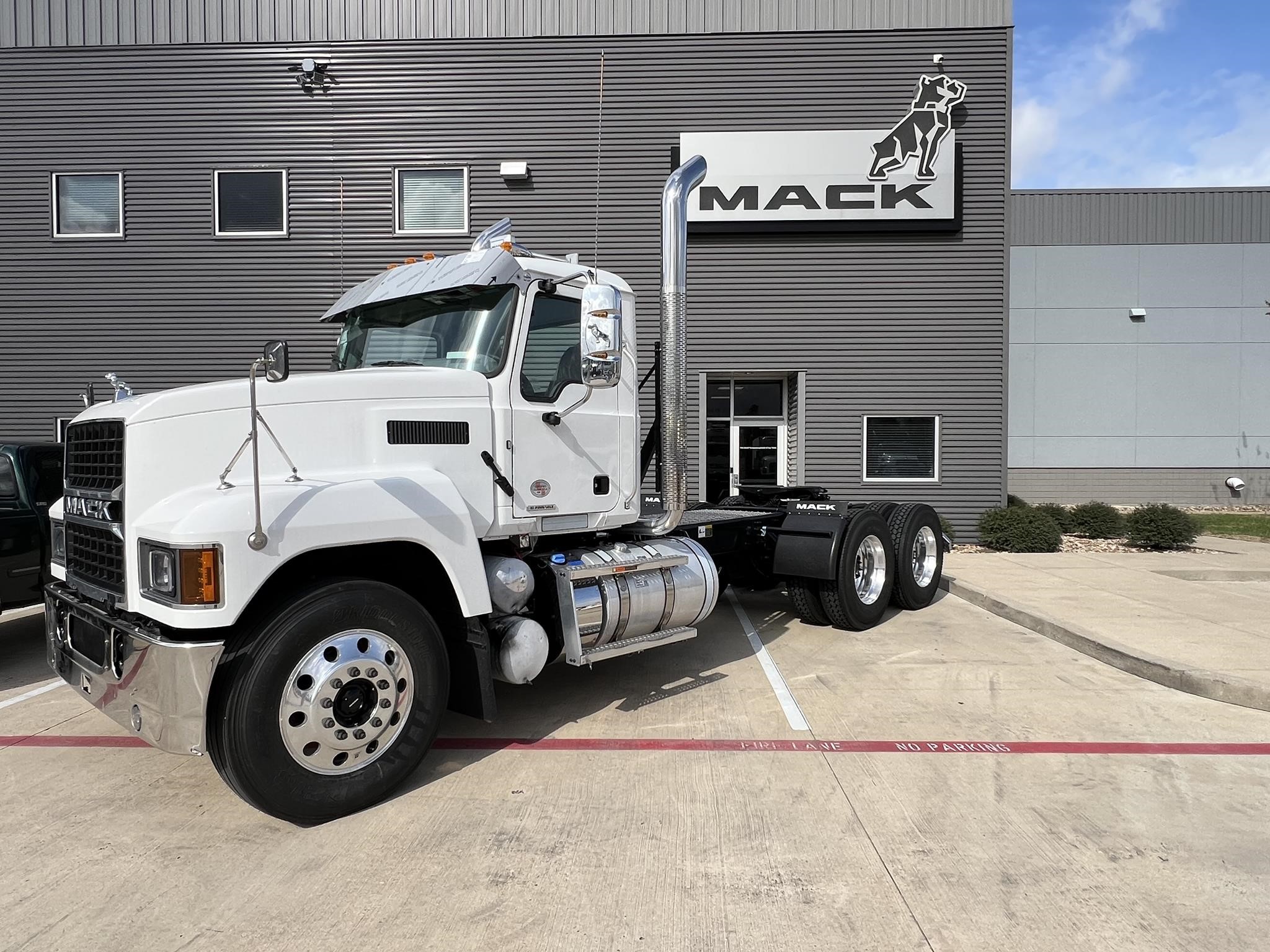 2025 MACK PINNACLE 64T - image 3 of 6