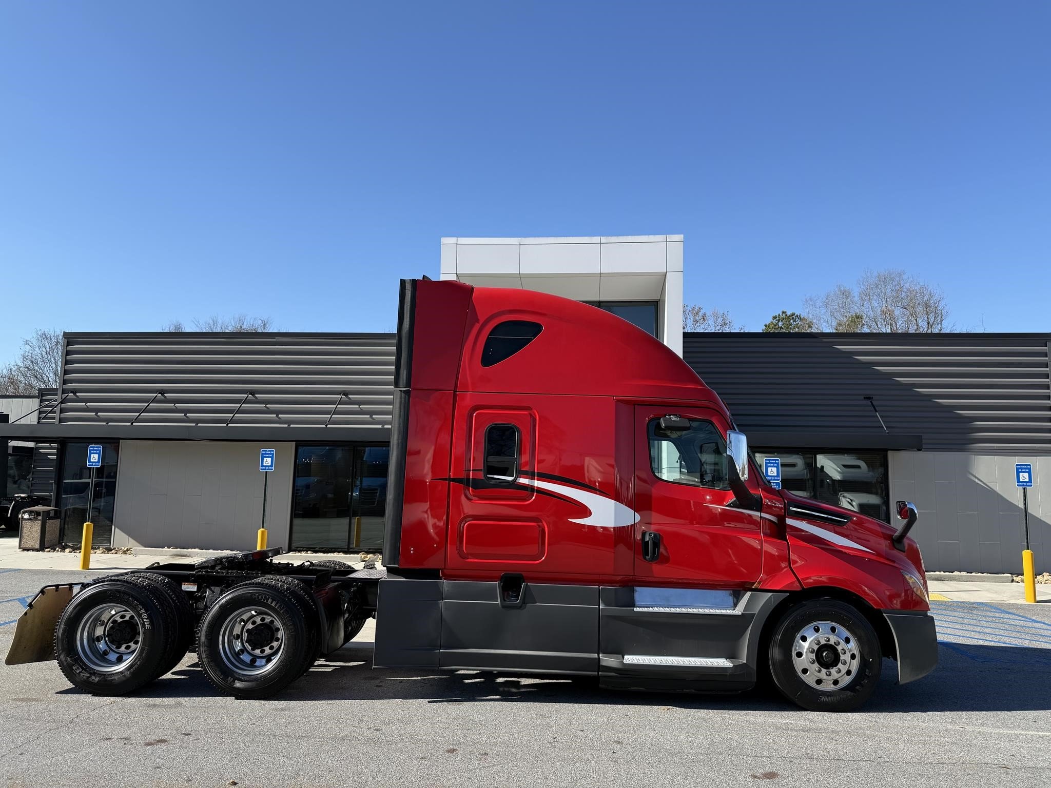 2020 FREIGHTLINER CASCADIA 126 - image 2 of 6