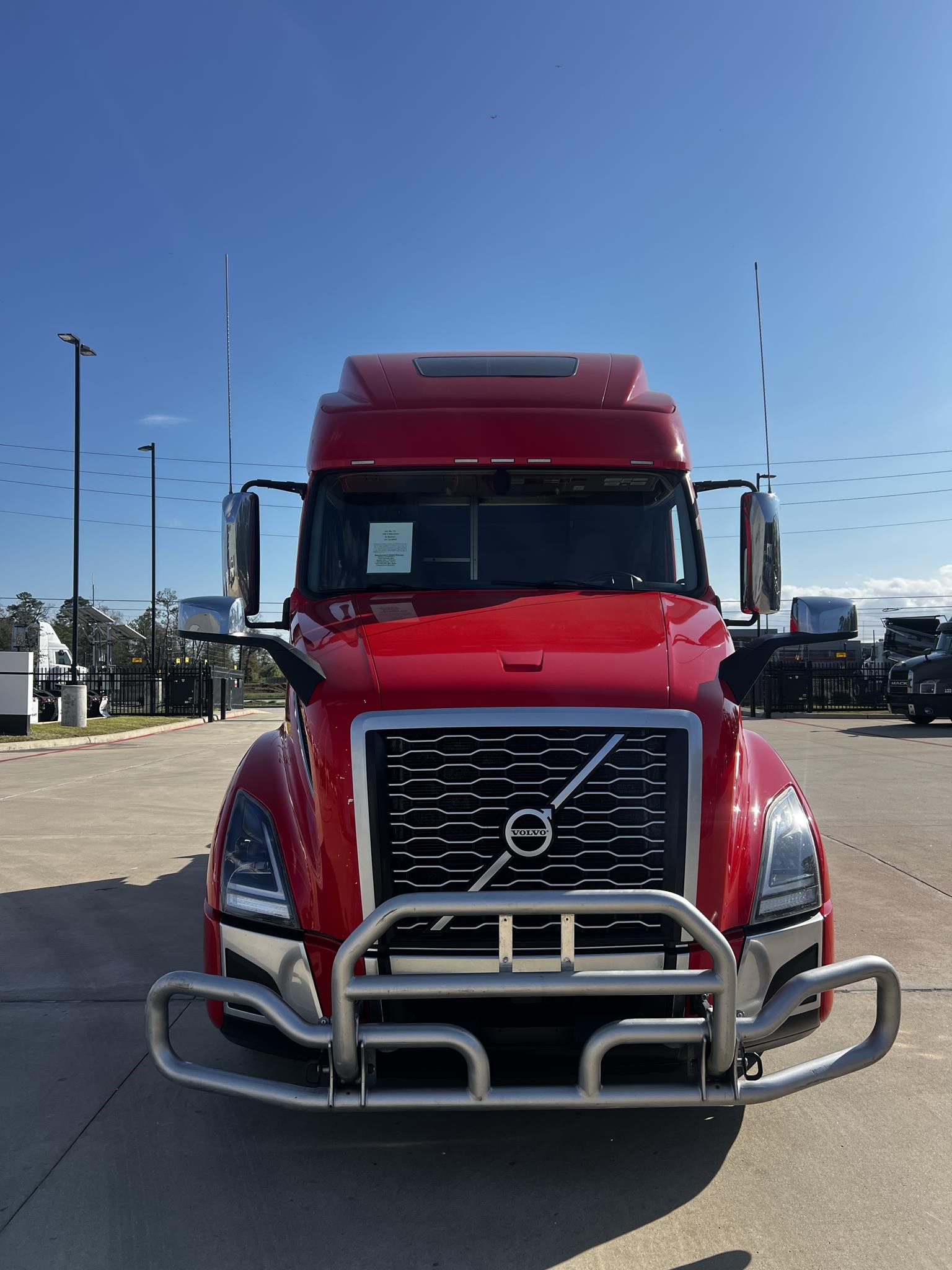 2023 VOLVO VNL64T860 - image 2 of 6