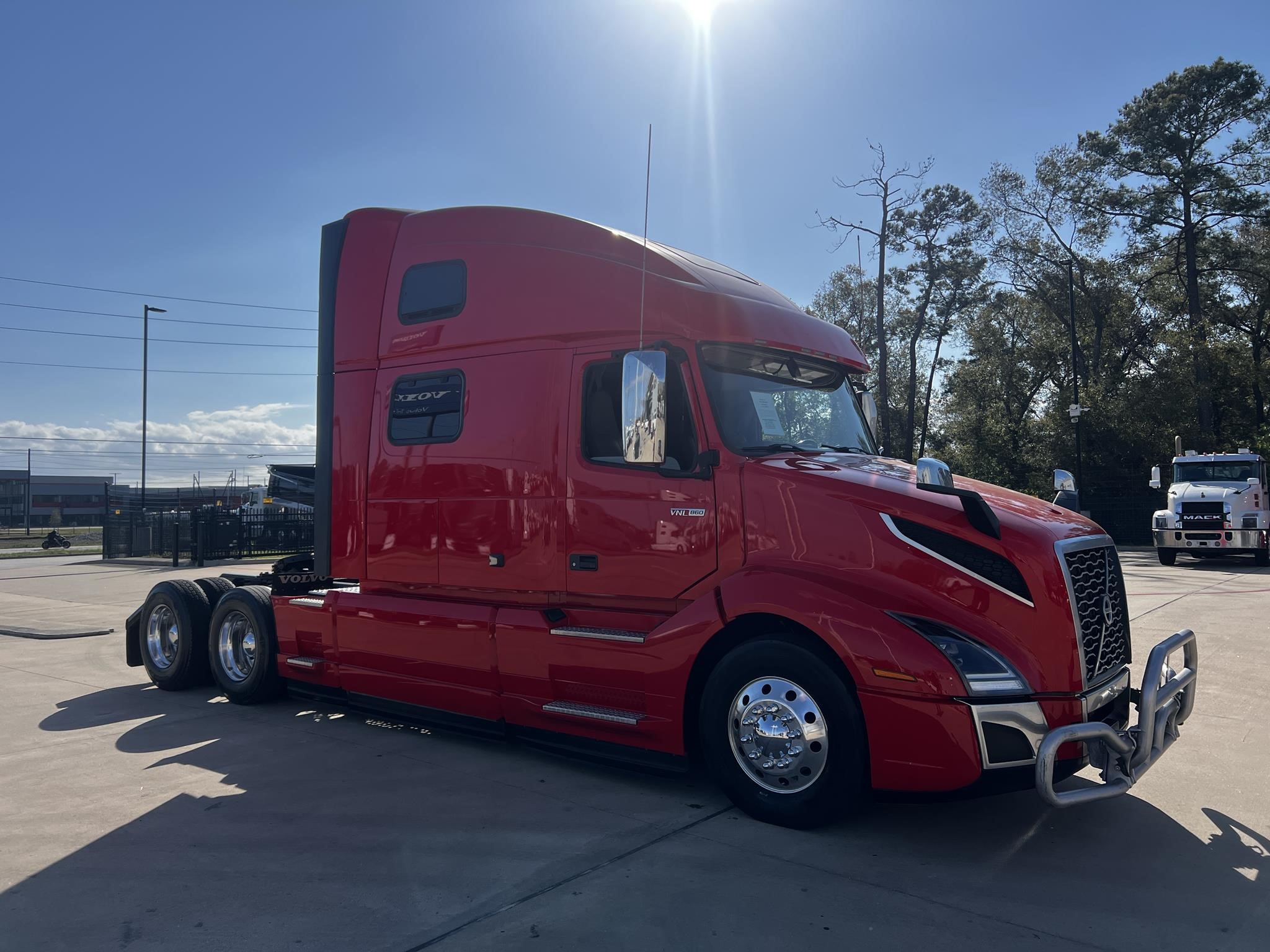 2023 VOLVO VNL64T860 - image 3 of 6