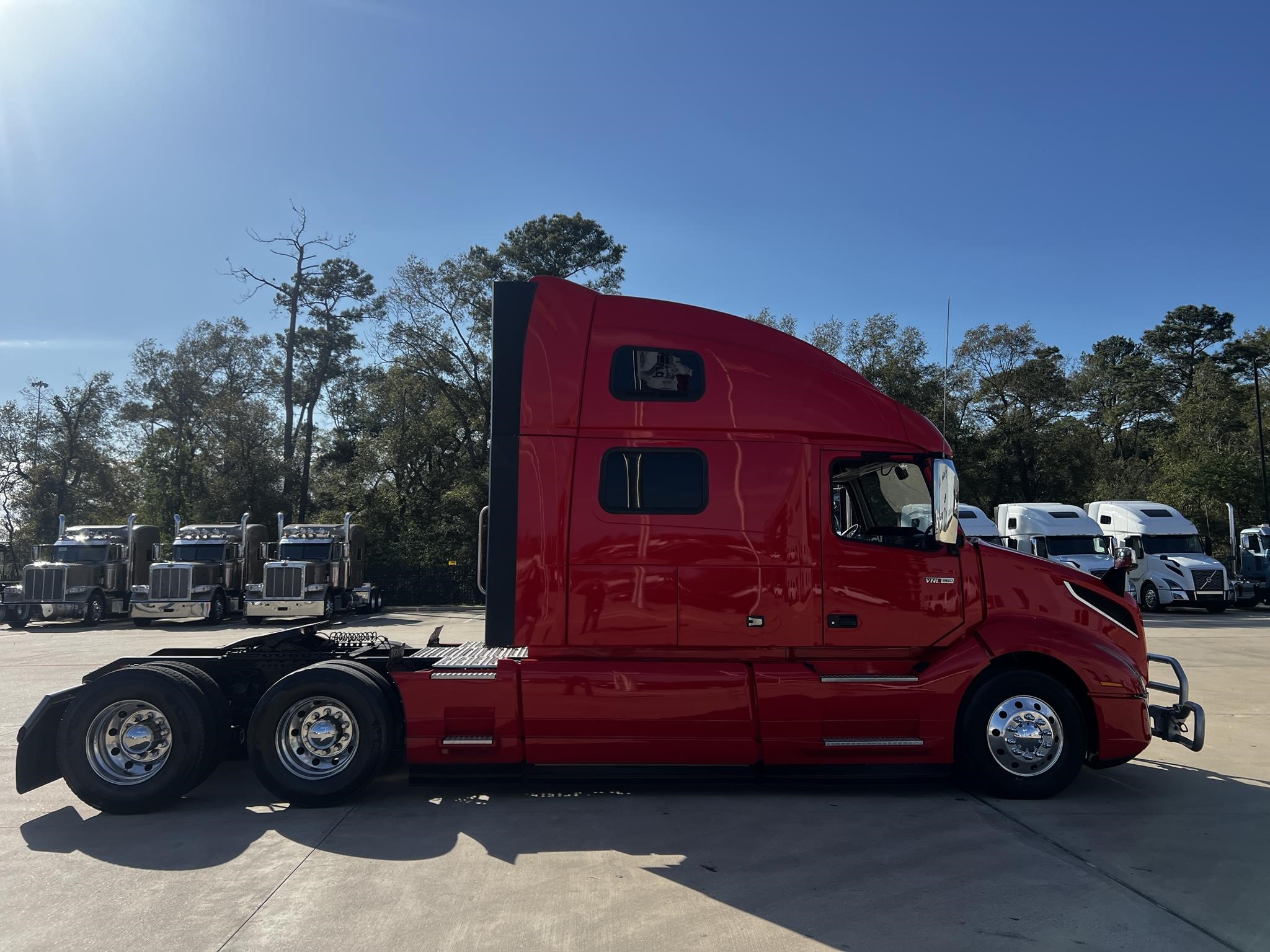 2023 VOLVO VNL64T860 - image 4 of 6