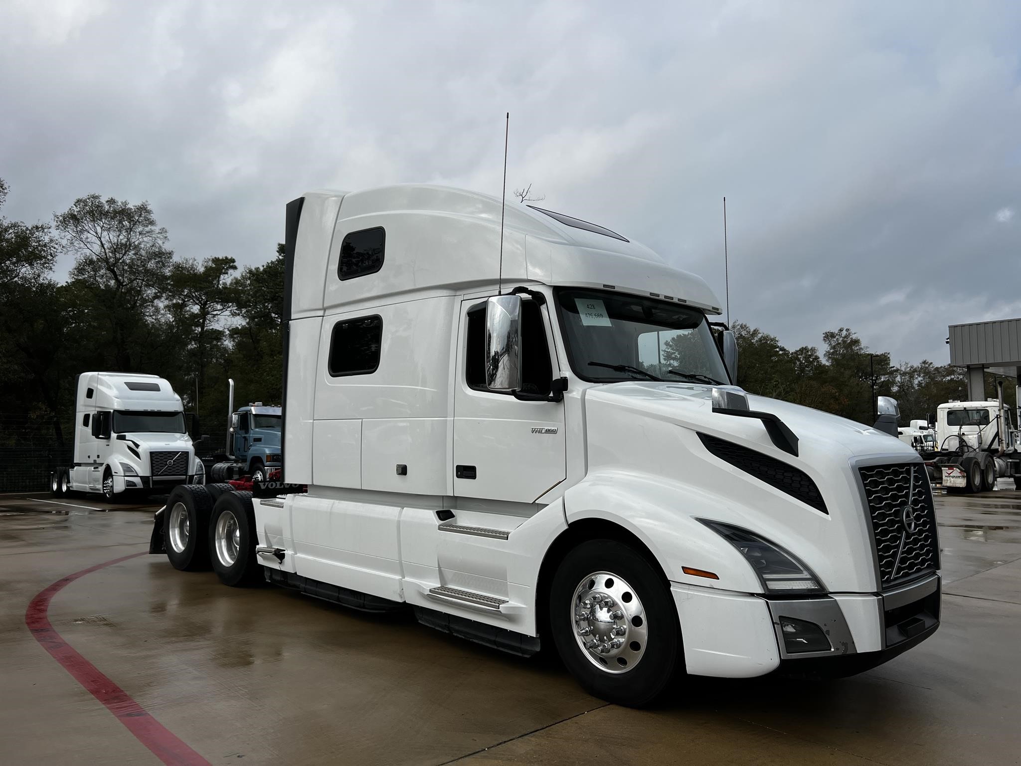 2020 VOLVO VNL64T860 - image 3 of 6