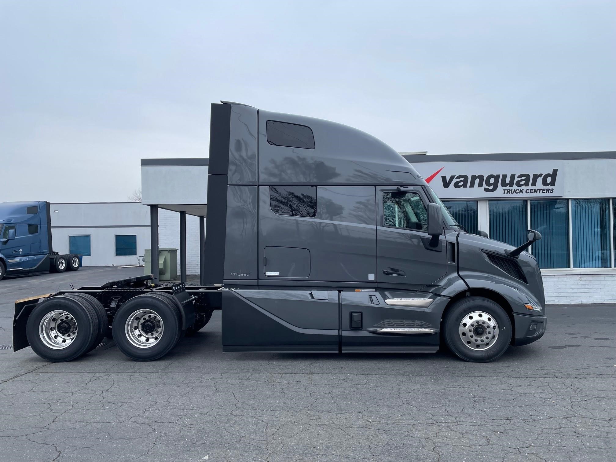 2025 VOLVO VNL64T860 - image 1 of 6