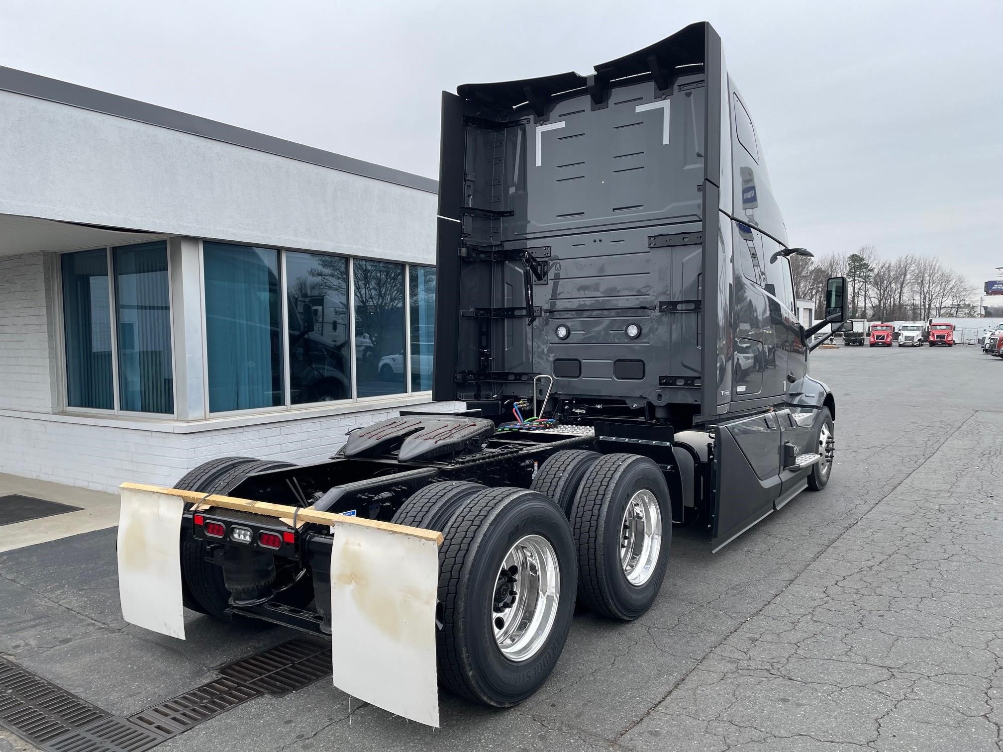 2025 VOLVO VNL64T860 - image 3 of 6