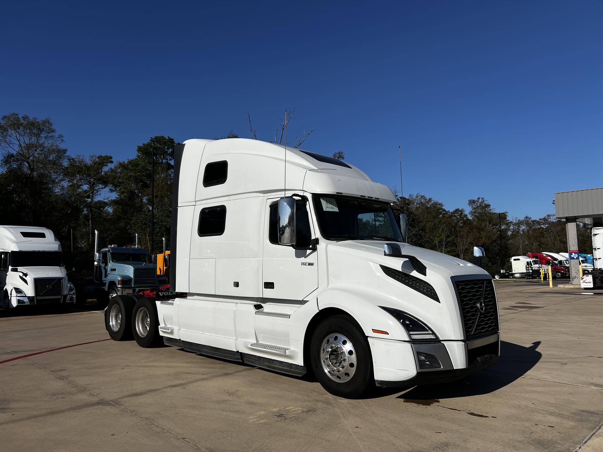 2020 VOLVO VNL64T860 - image 3 of 6