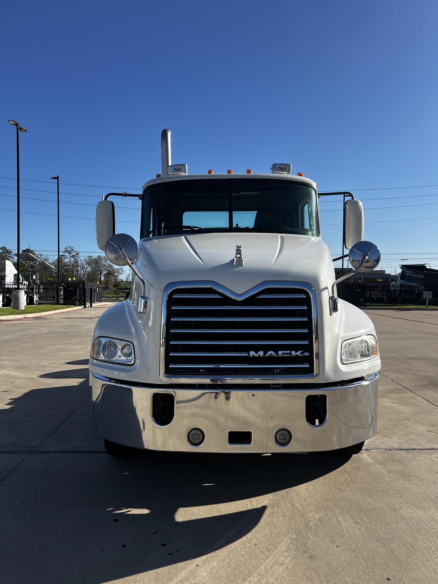 2017 MACK PINNACLE CXU613 - image 2 of 6