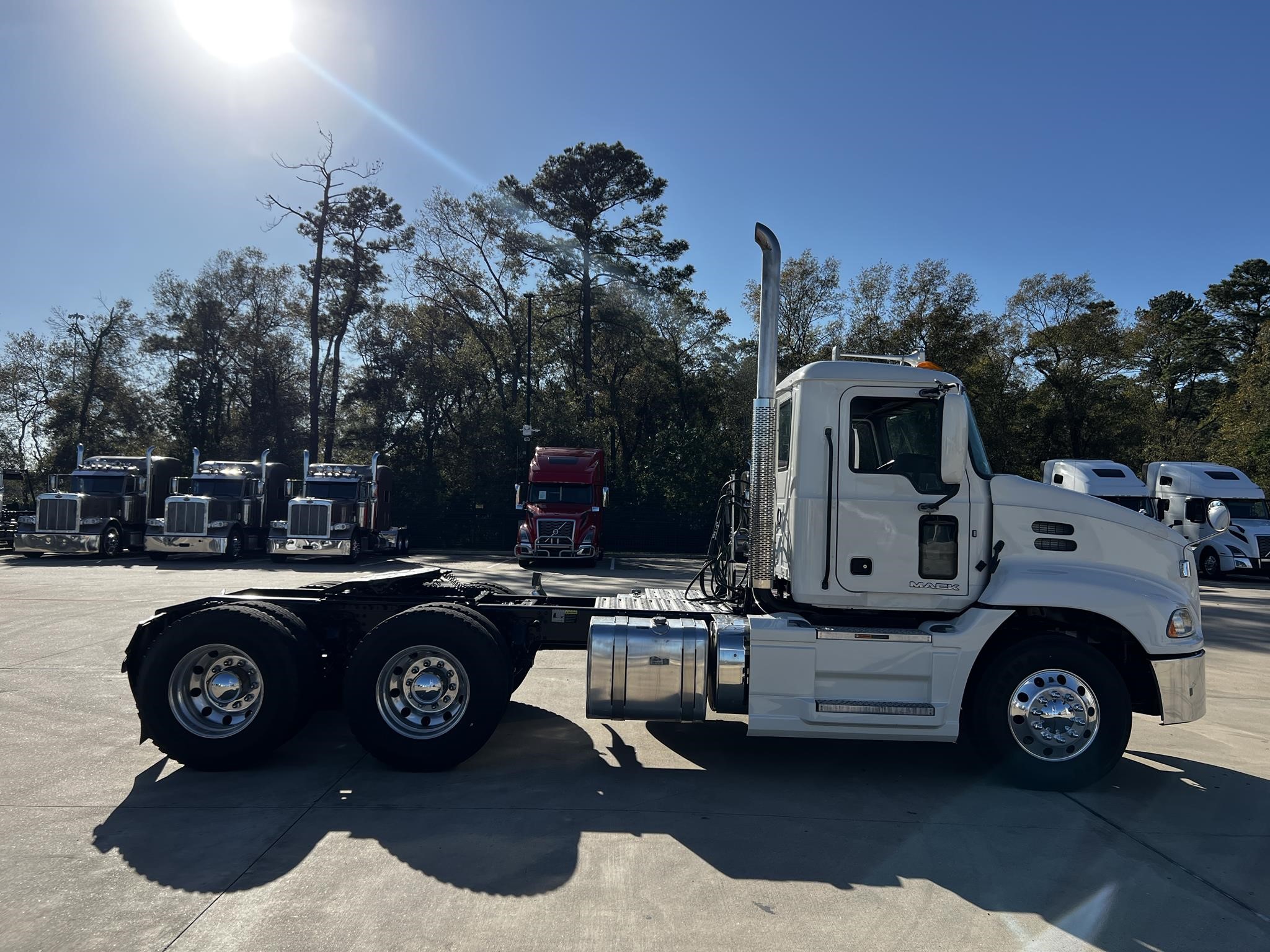 2017 MACK PINNACLE CXU613 - image 4 of 6