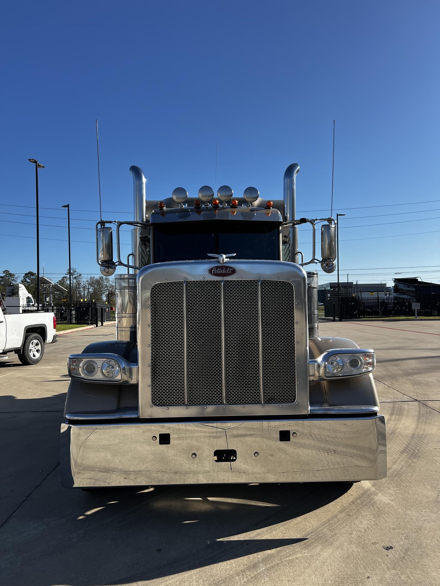 2020 PETERBILT 389 - image 2 of 6