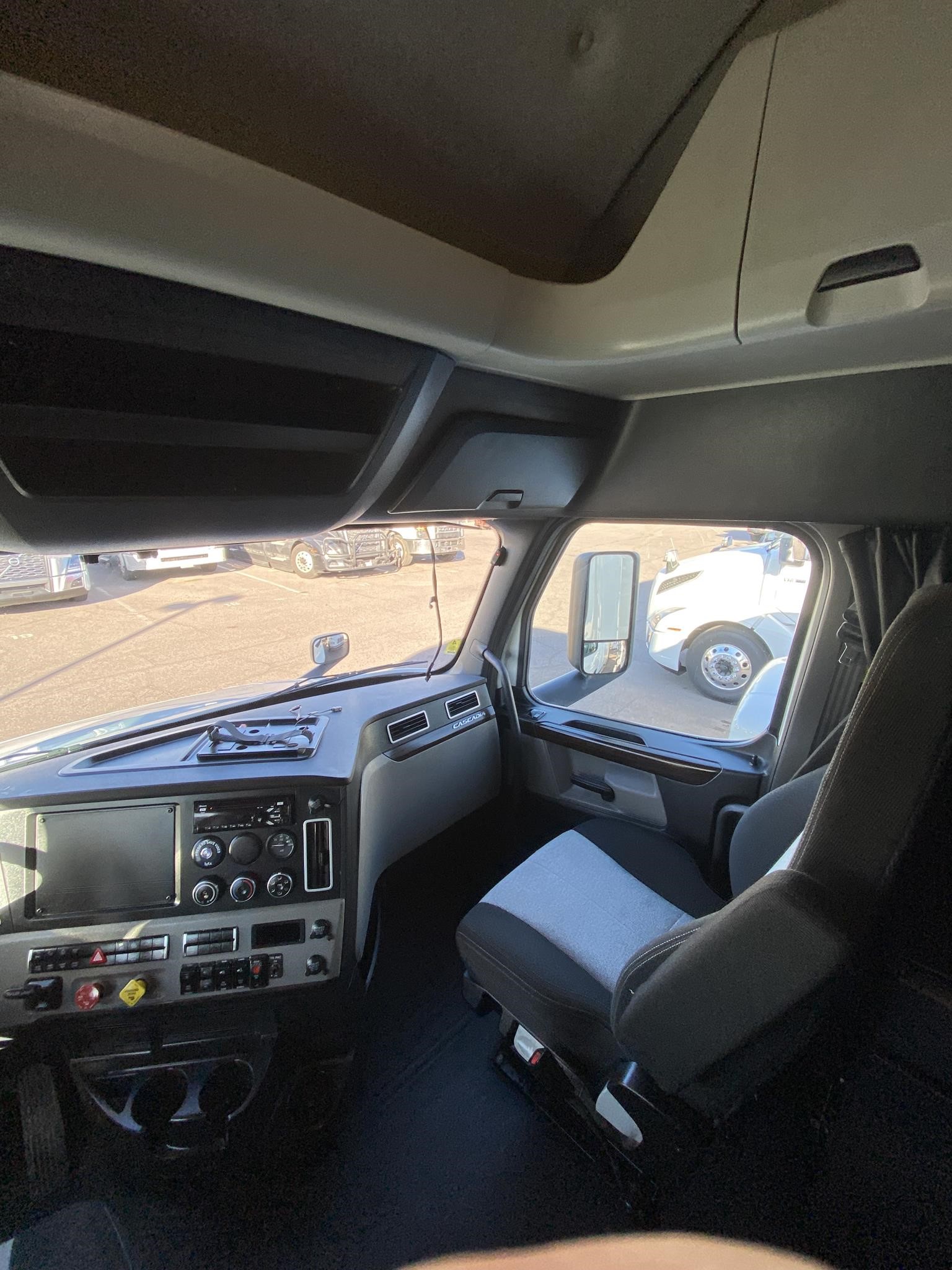 2020 FREIGHTLINER CASCADIA 126 - image 4 of 6