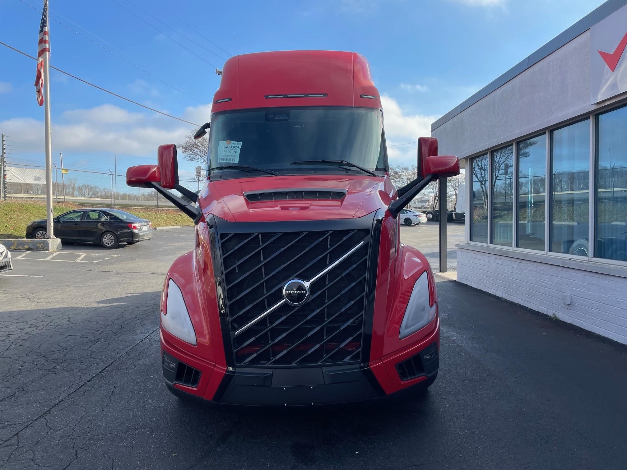 2025 VOLVO VNL64T660 - image 2 of 6