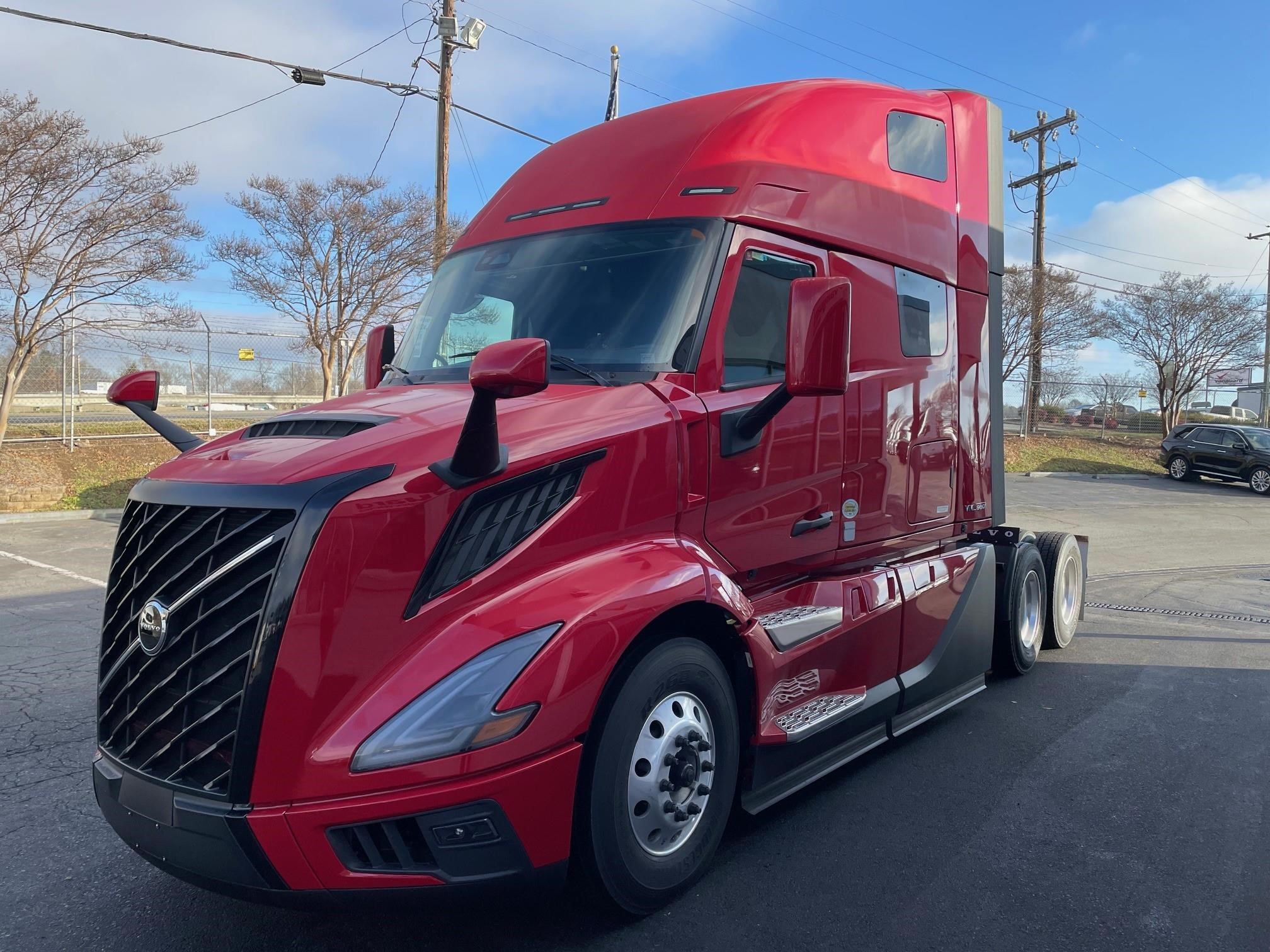 2025 VOLVO VNL64T660 - image 3 of 6