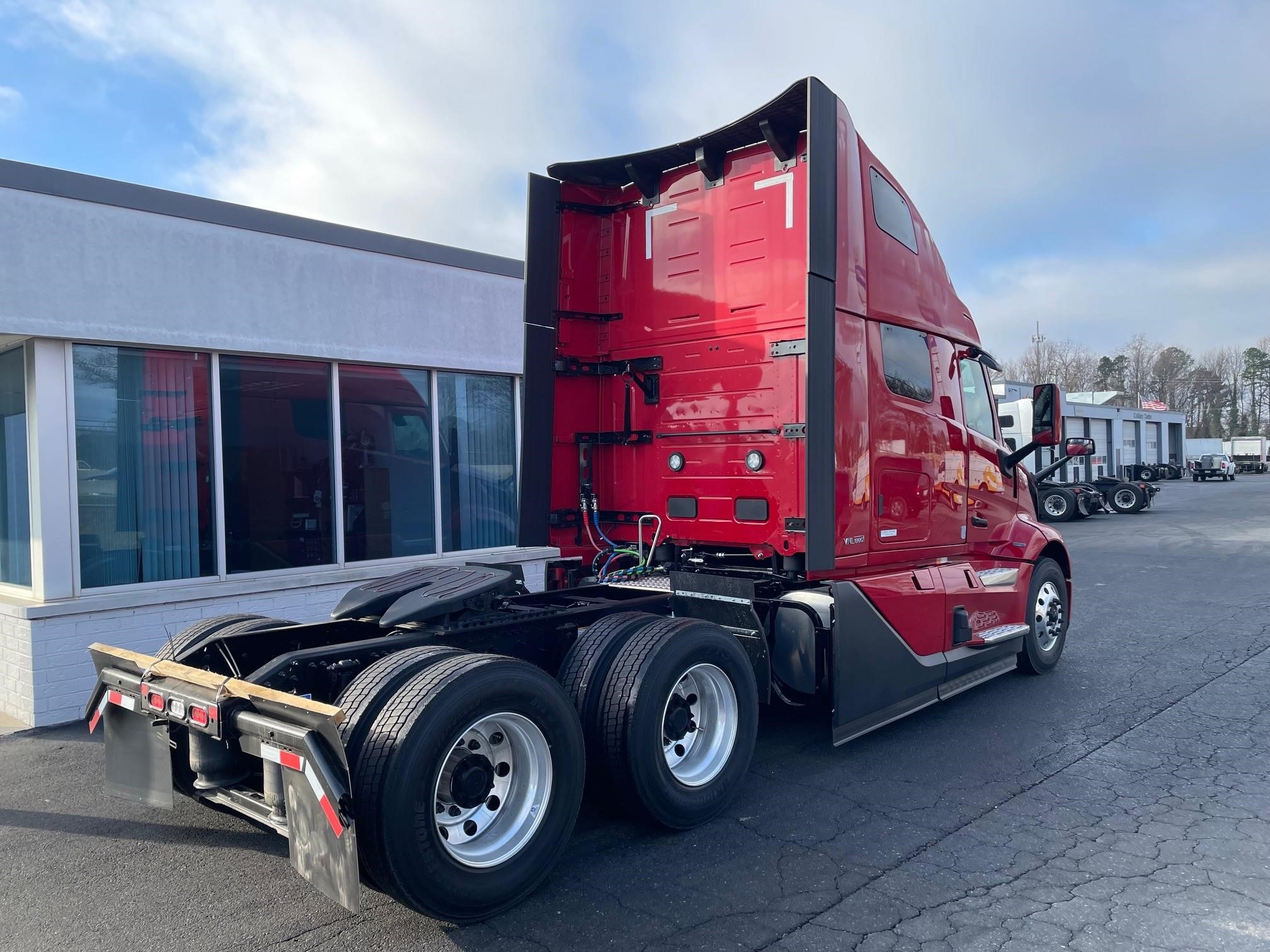 2025 VOLVO VNL64T660 - image 4 of 6